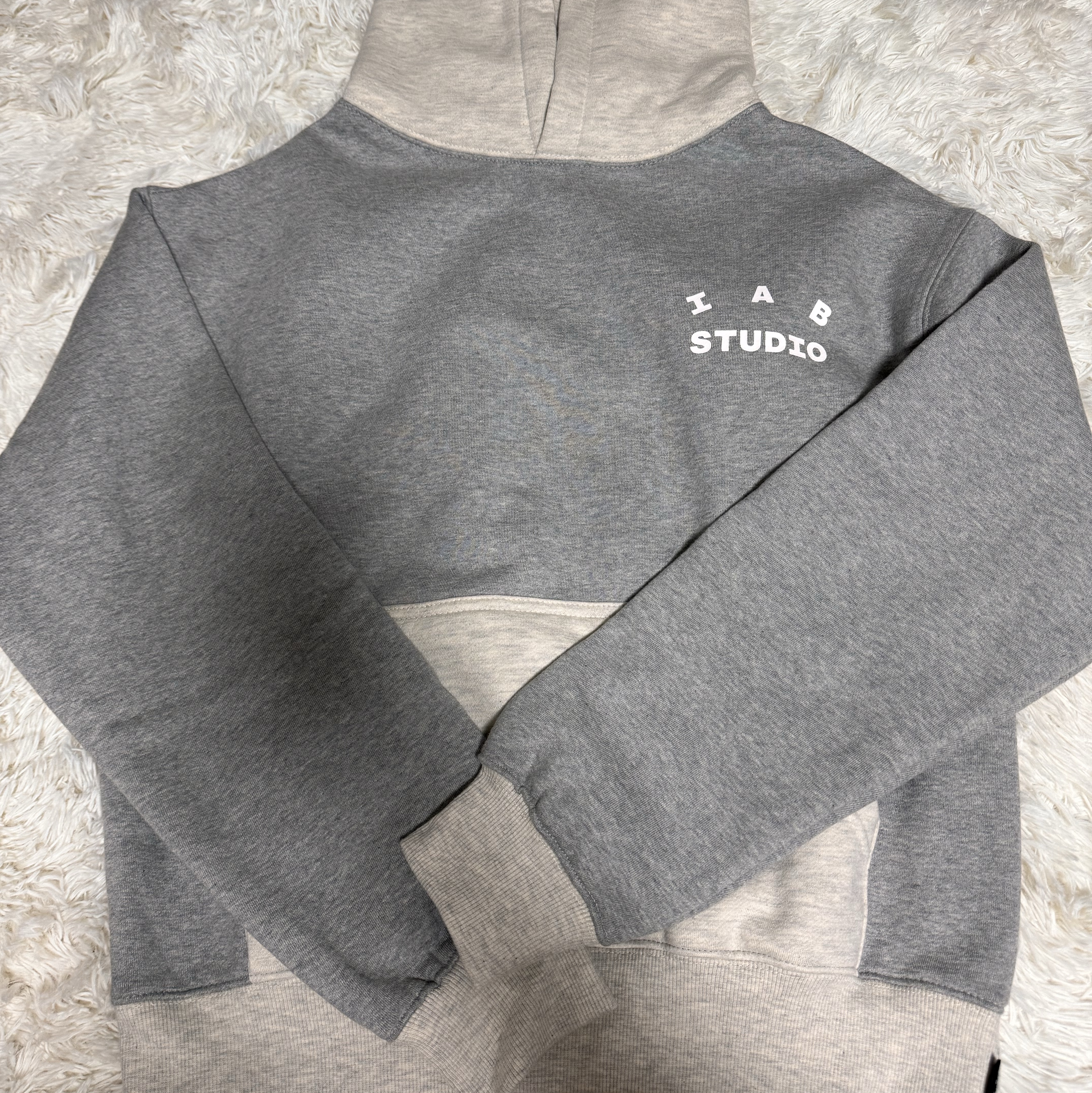 IAB Studio Hoodie Dual Gray 착용 스타일