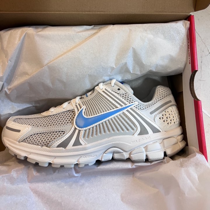 Nike Zoom Vomero 5 Photon Dust and University Blue 착용 스타일