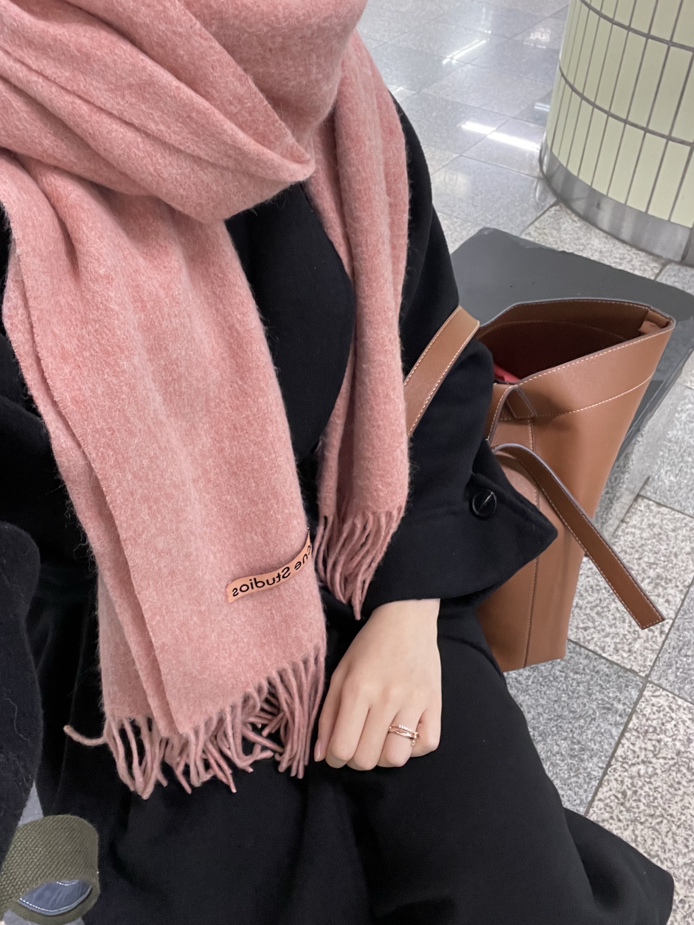 Acne Studios Narrow Wool Fringe Muffler Rose Melange, (W) UGG Classic Ultra Mini Platform Boots Chestnut 착용 스타일 - 1