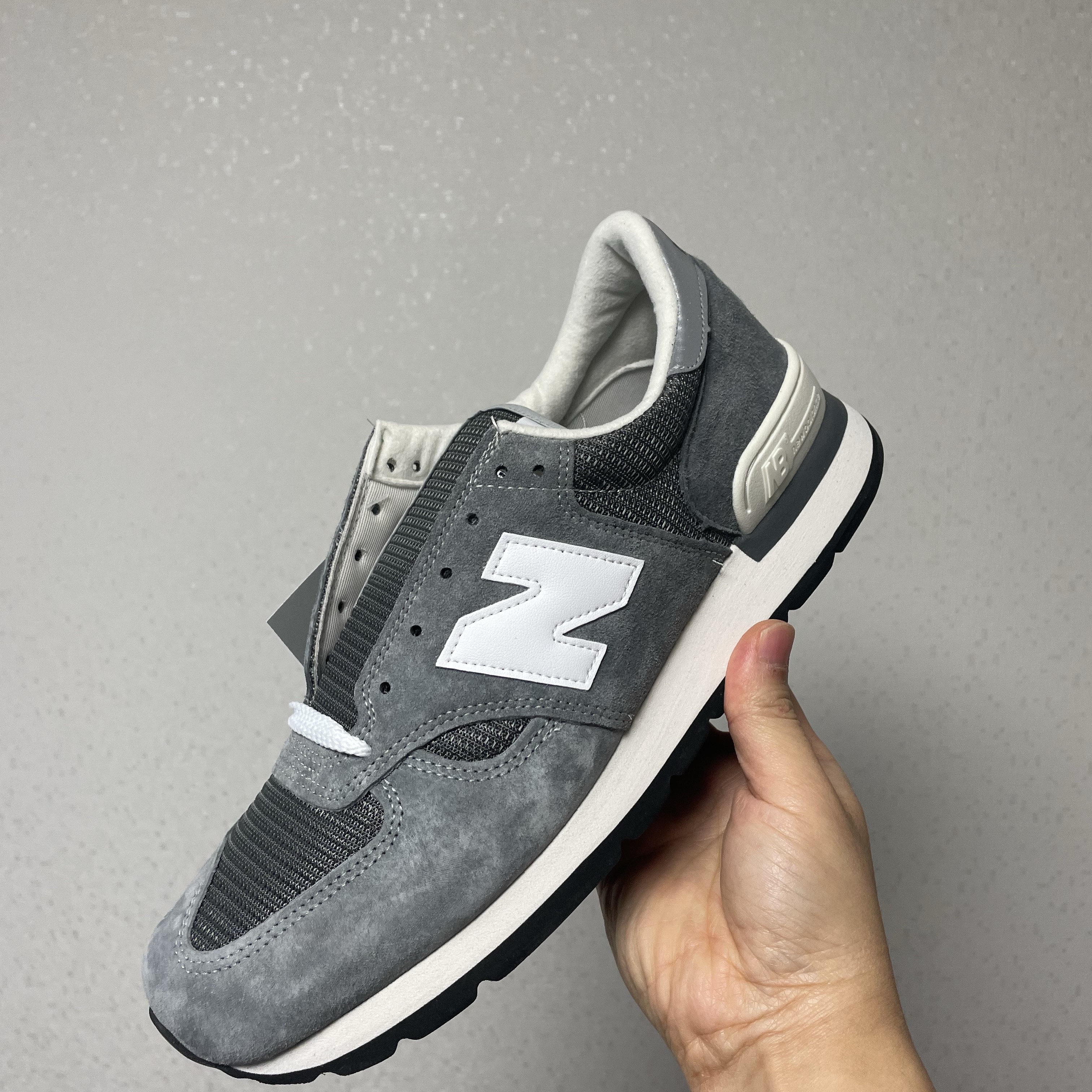 New Balance 990v1 Made in USA Grey White 착용 스타일 - 3