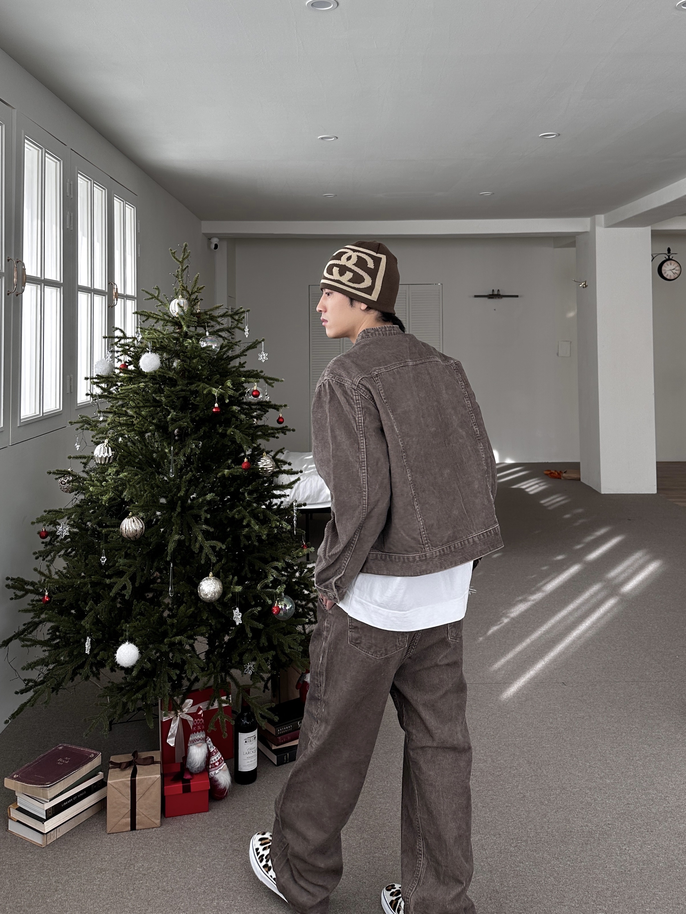 Stussy SS Link Skullcap Beanie Brown, Vans Era Leopard True White 착용 스타일 - 3
