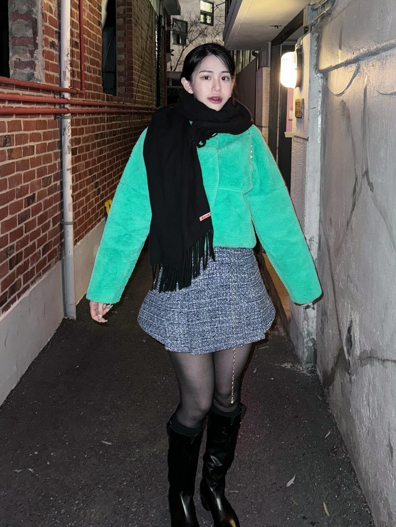 Acne Studios Wool Fringe Muffler Black 착용 스타일
