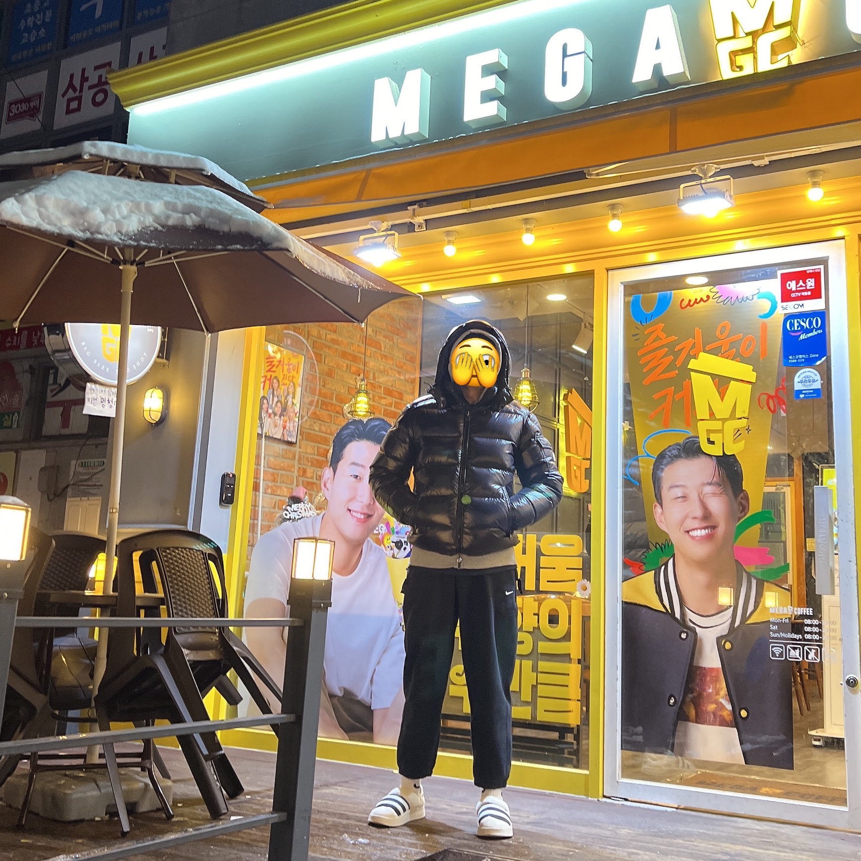 Moncler Maya Short Down Jacket Black - 23FW, Moncler Maya Short Down Jacket Black - 22FW 착용 스타일 - 3