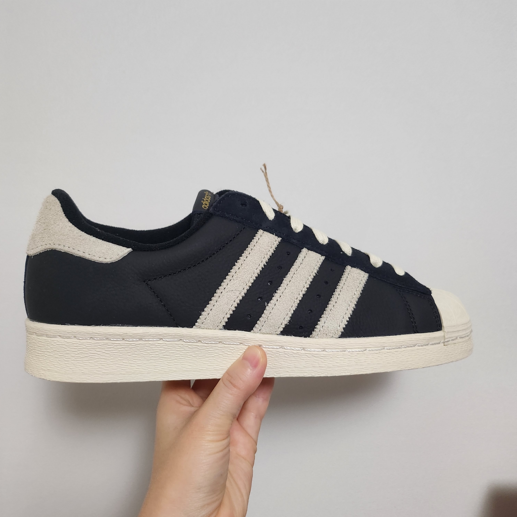 Adidas Superstar 82 Black White 착용 스타일