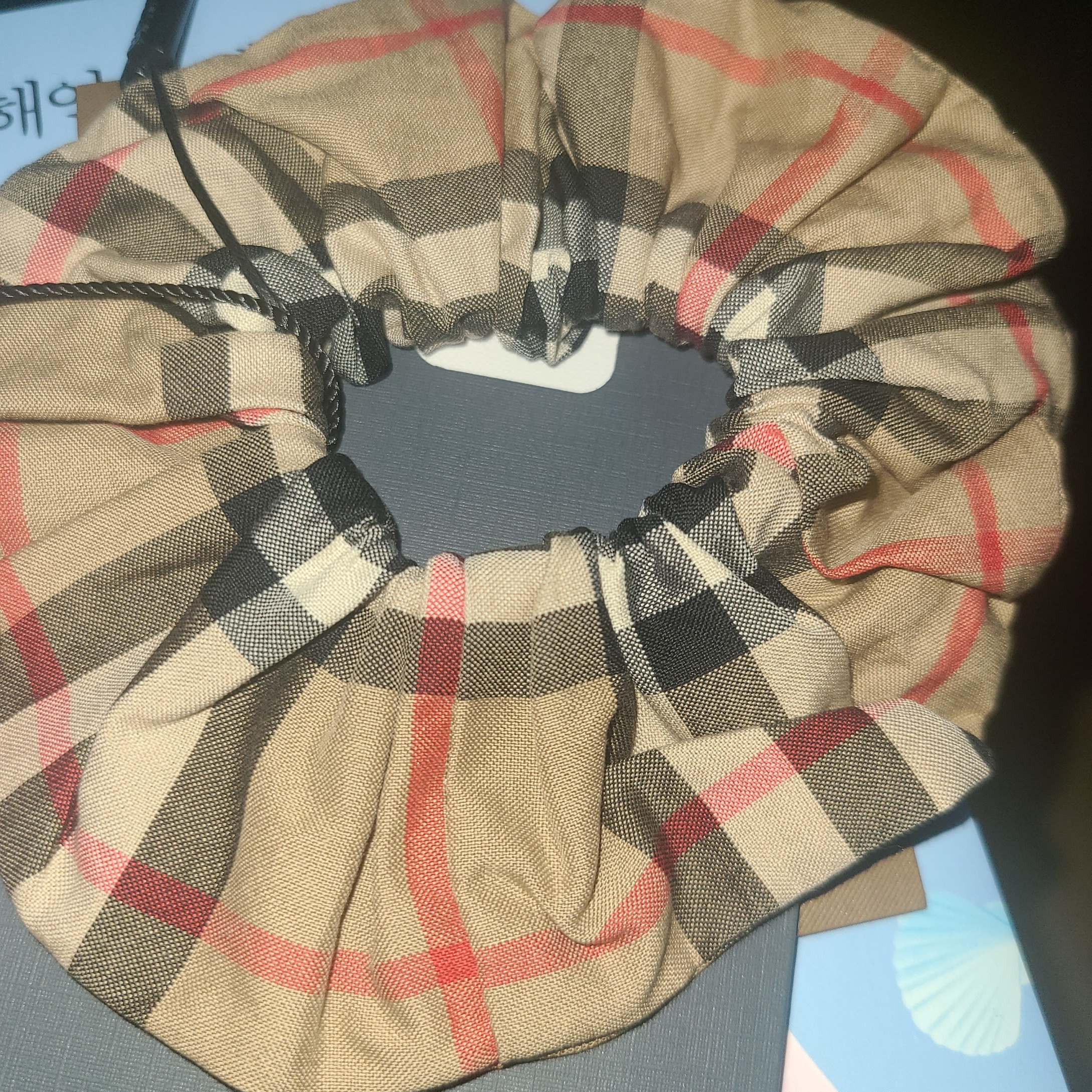 (Kids) Burberry Vintage Check Cotton Scrunchie Archive Beige 착용 스타일 - 1