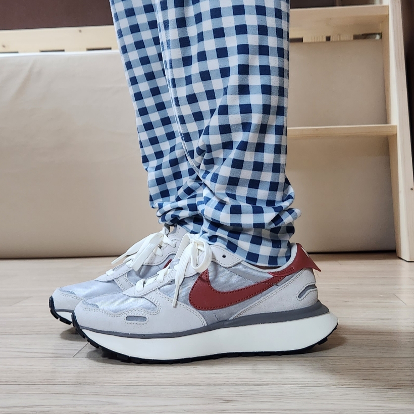 (W) Nike Phoenix Waffle Light Bone 착용 스타일 - 2