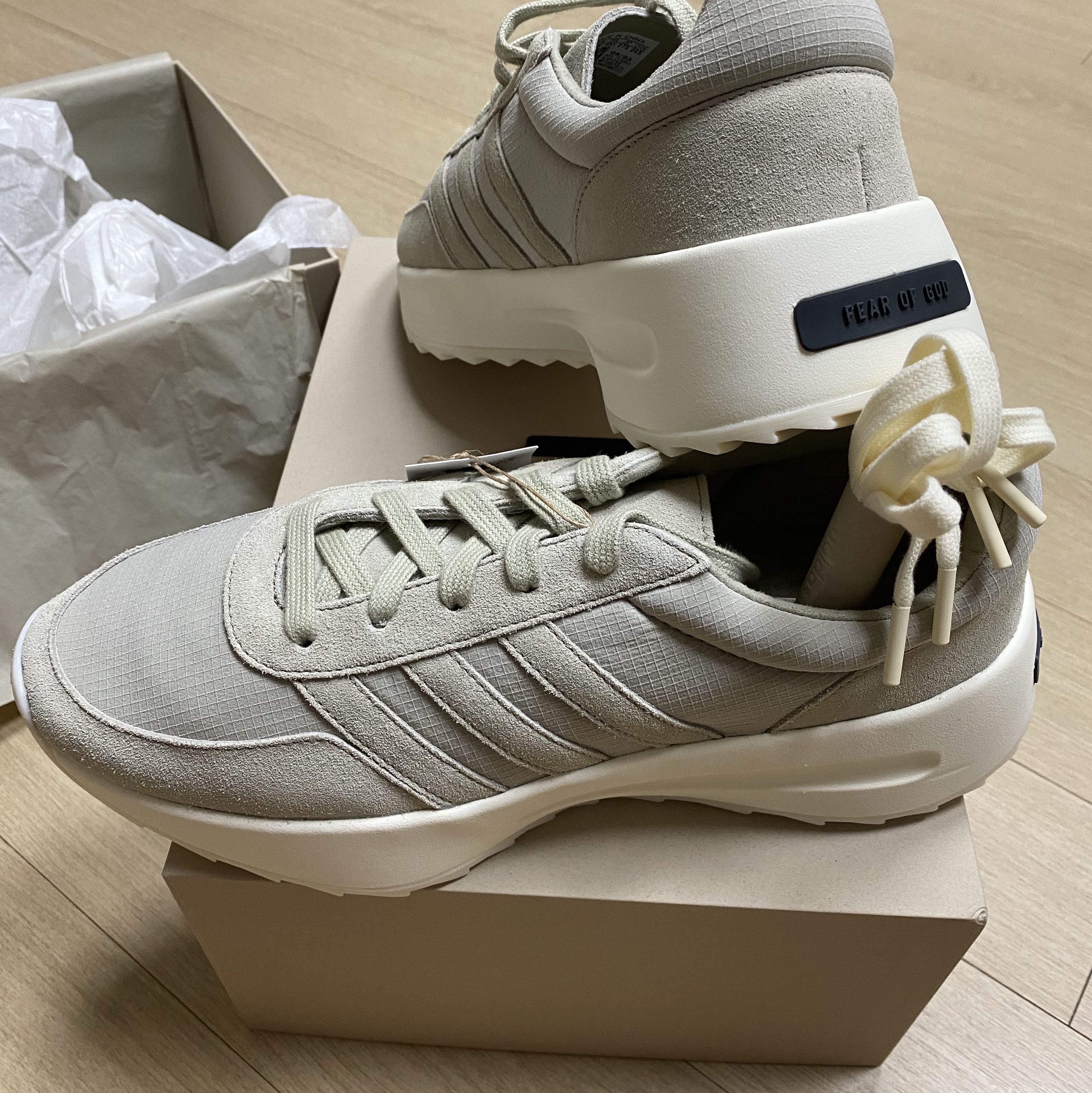Adidas x Fear of God Athletics Los Angeles Runner Sesame Cloud White 착용 스타일 - 1