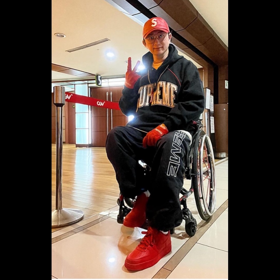 Supreme Boxy Piping Arc Hooded Sweatshirt Black - 23SS, Nike Air Force 1 '07 LV8 Low 1 Triple Red 착용 스타일