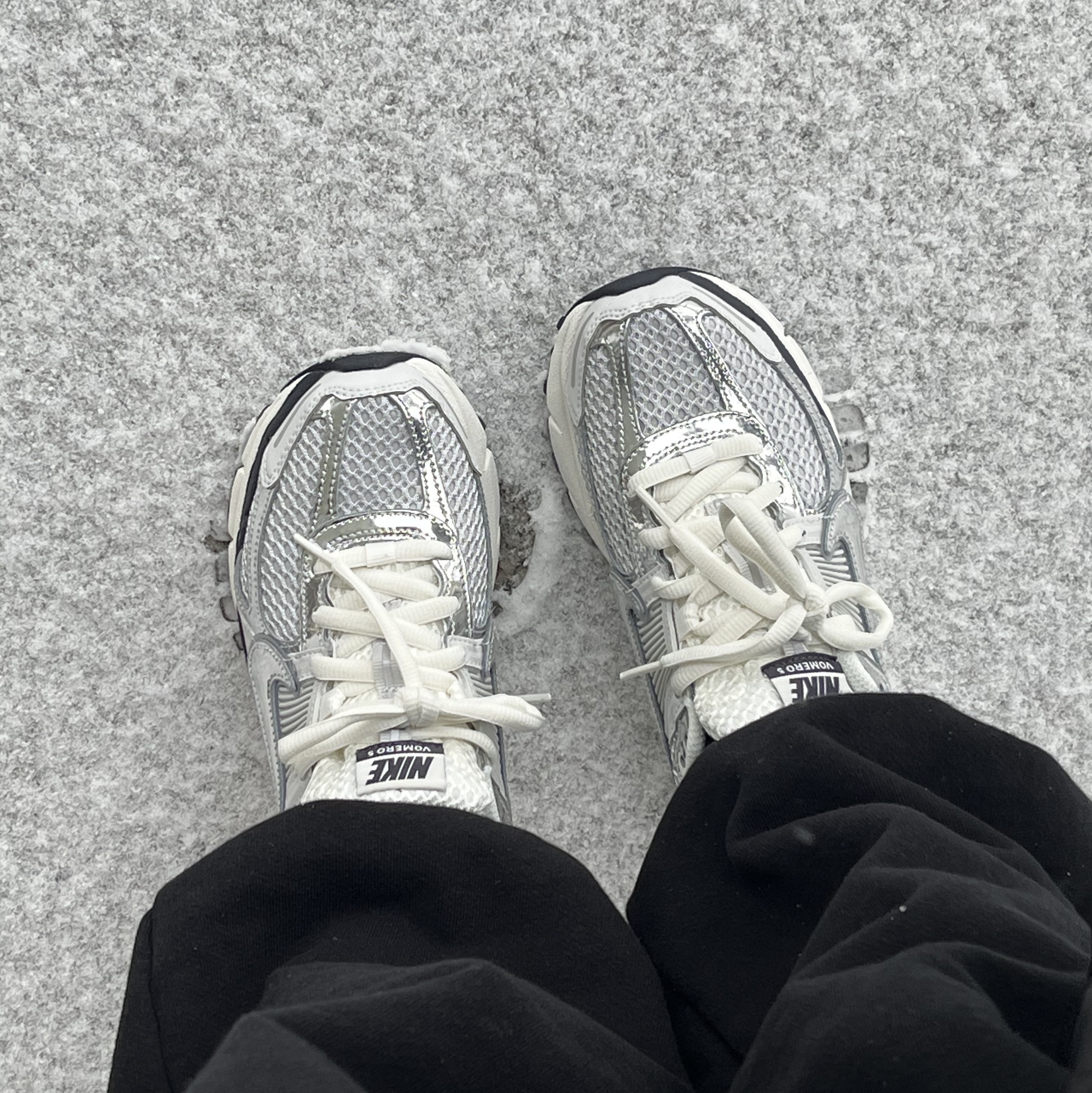 (W) Nike Zoom Vomero 5 Photon Dust and Metallic Silver 착용 스타일