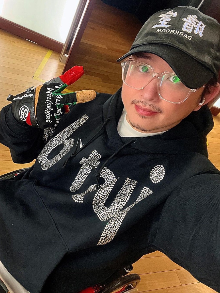 Nike x Cactus Plant Flea Market Swarovski Just Do It Hooded Pullover, Stussy x Martine Rose Driving Gloves 착용 스타일