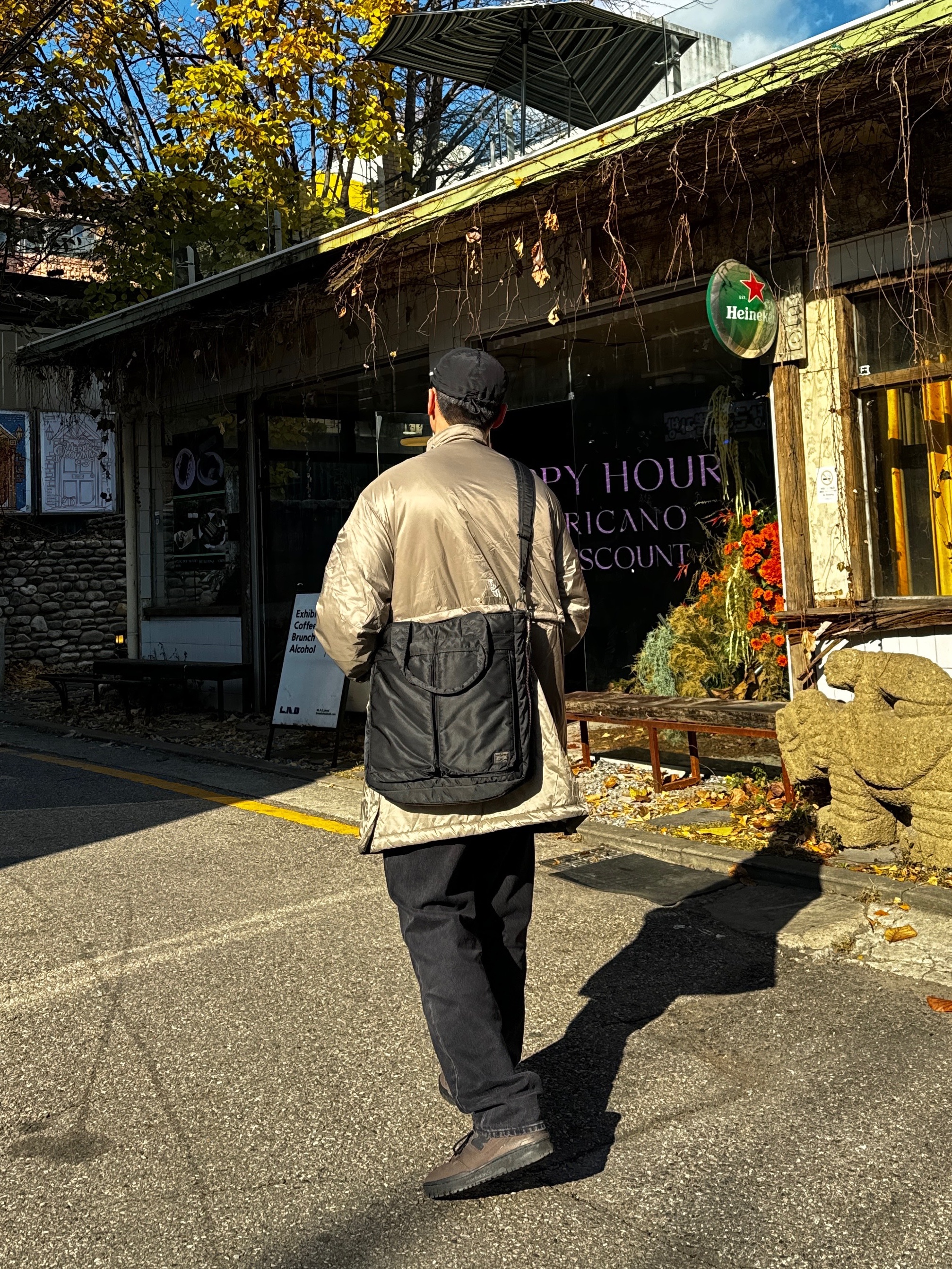 Fetch Primaloft Balmacaan Coat Khaki, Porter Tanker 2Way Tote Bag Black 착용 스타일 - 3
