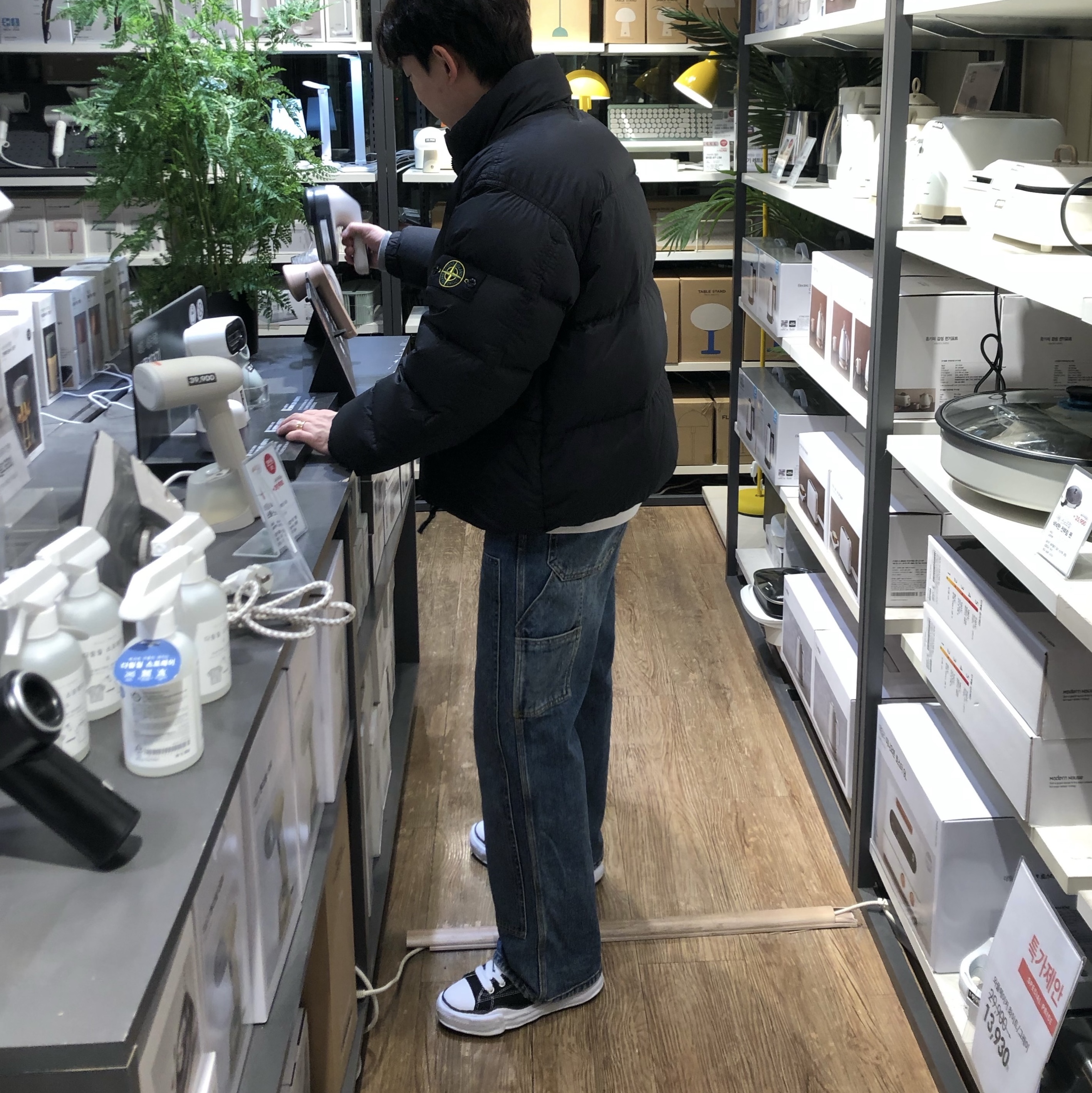 Stone Island 40623 Garment Dyed Crinkle Reps Recycled Nylon Down Jacket Black - 23FW, Maison Mihara Yasuhiro Peterson OG Sole Canvas Low Sneakers Black 착용 스타일