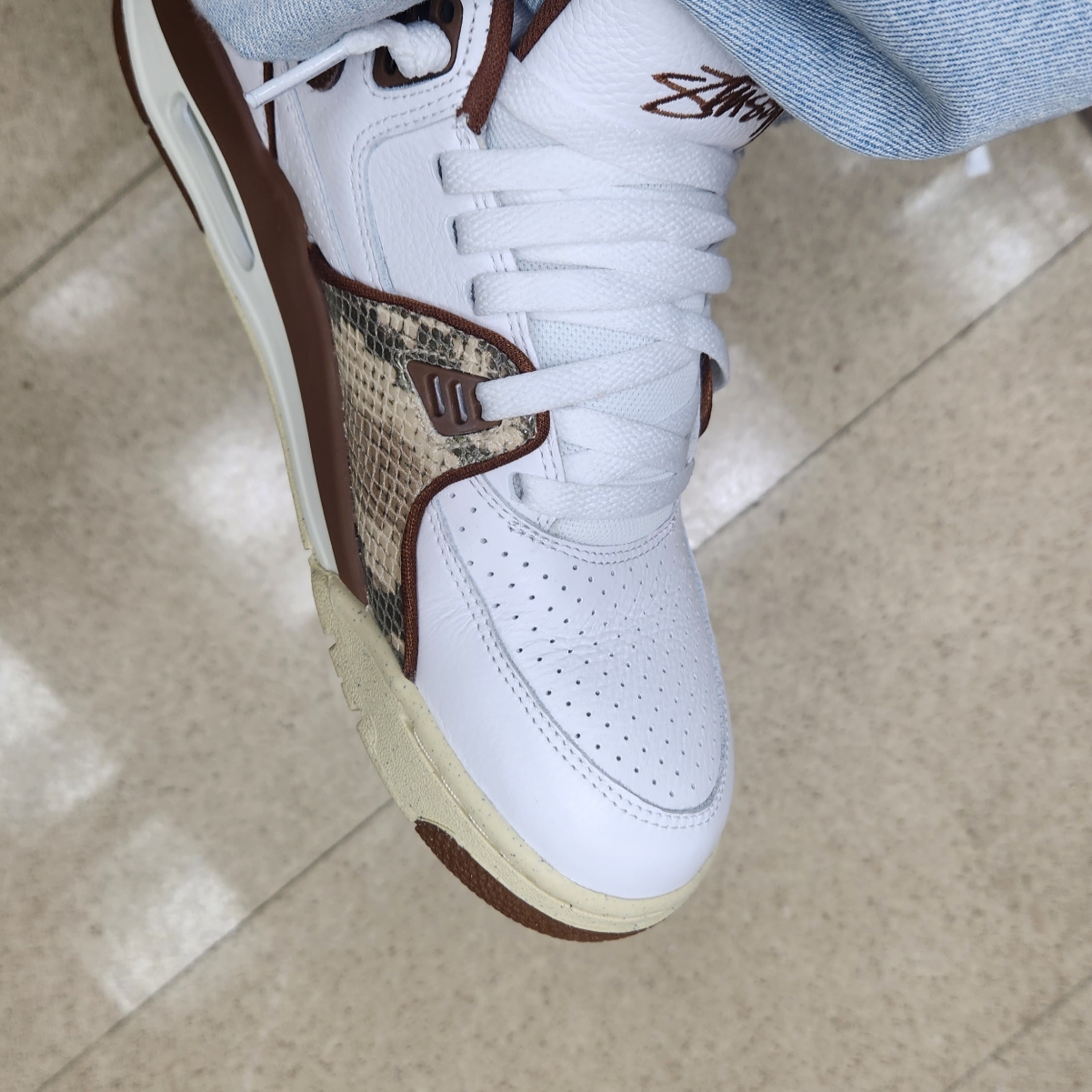 Nike x Stussy Air Flight 89 Low White and Pecan 착용 스타일 - 3