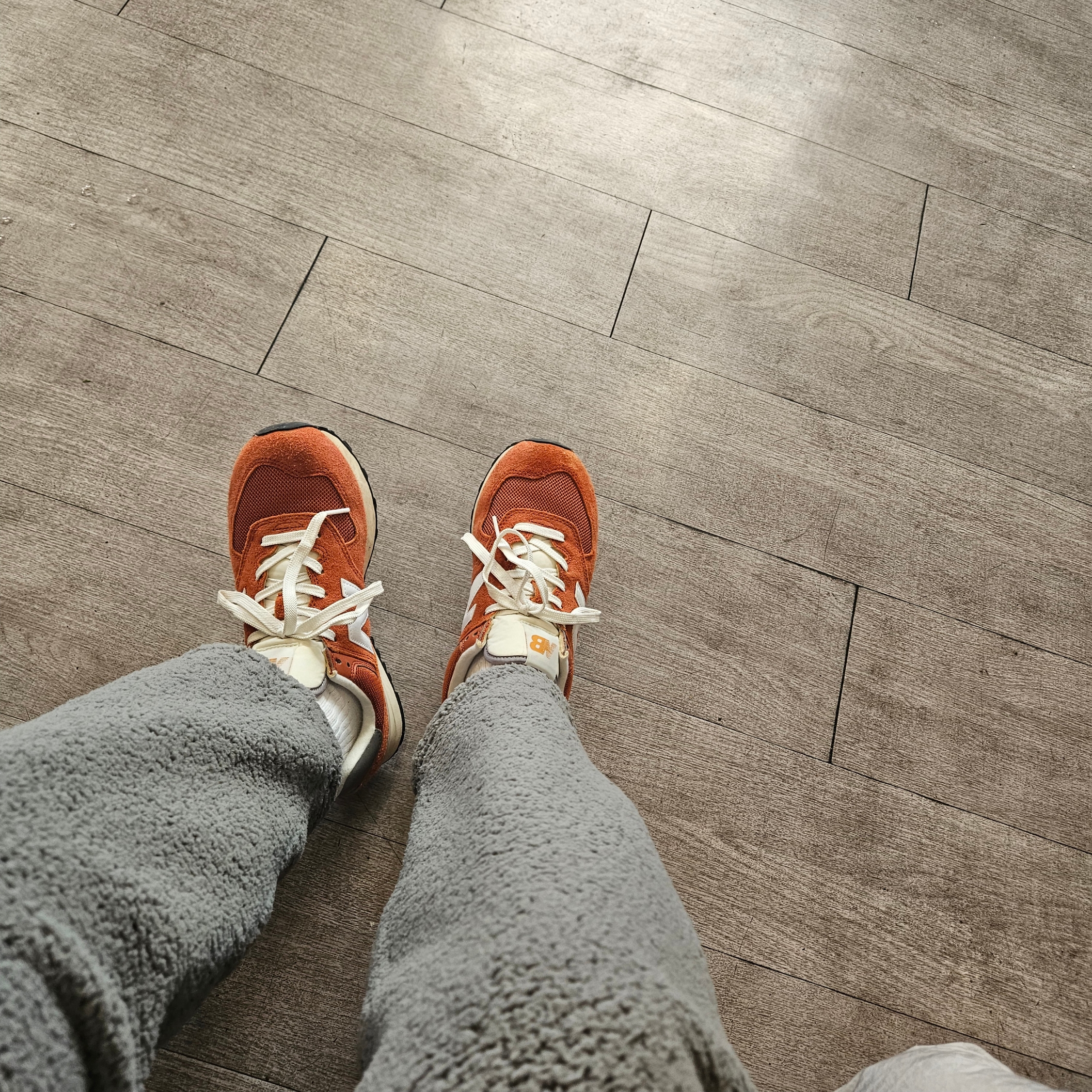 New Balance 574 Heritage Orange Burst White 착용 스타일