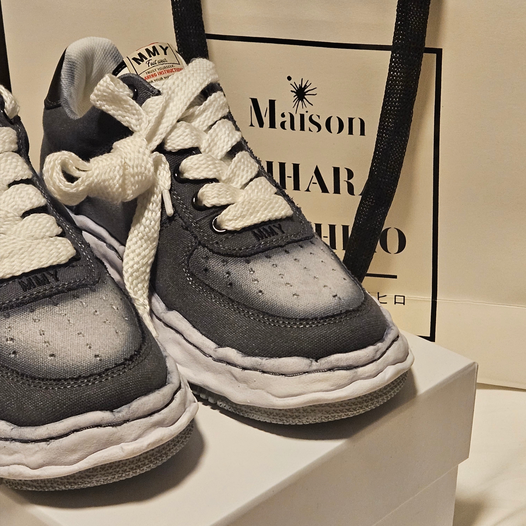 Maison Mihara Yasuhiro Wayne OG Sole Effect Canvas Low-top Sneakers Black 착용 스타일 - 3