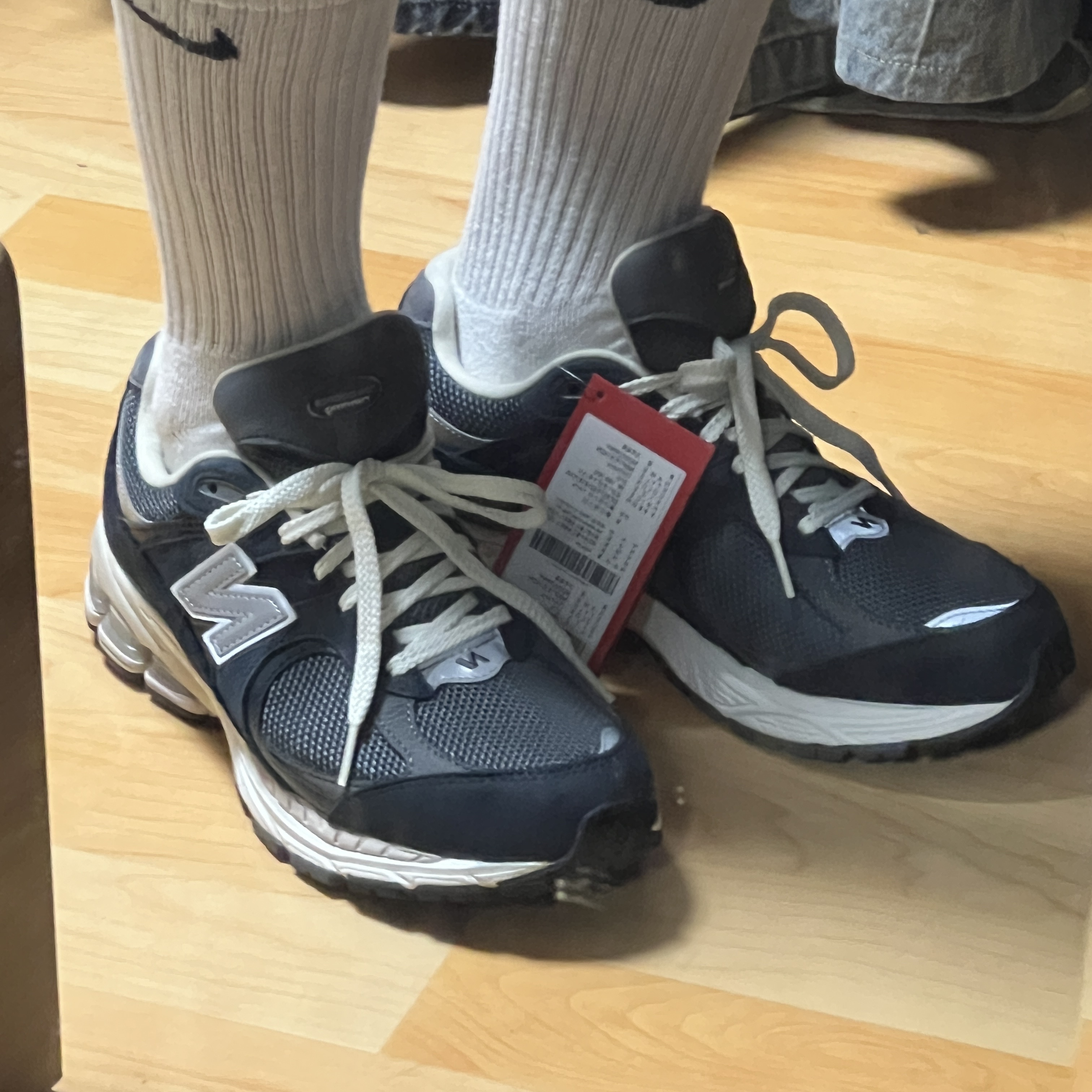 New Balance 2002R Premium Vintage Navy Grey 착용 스타일