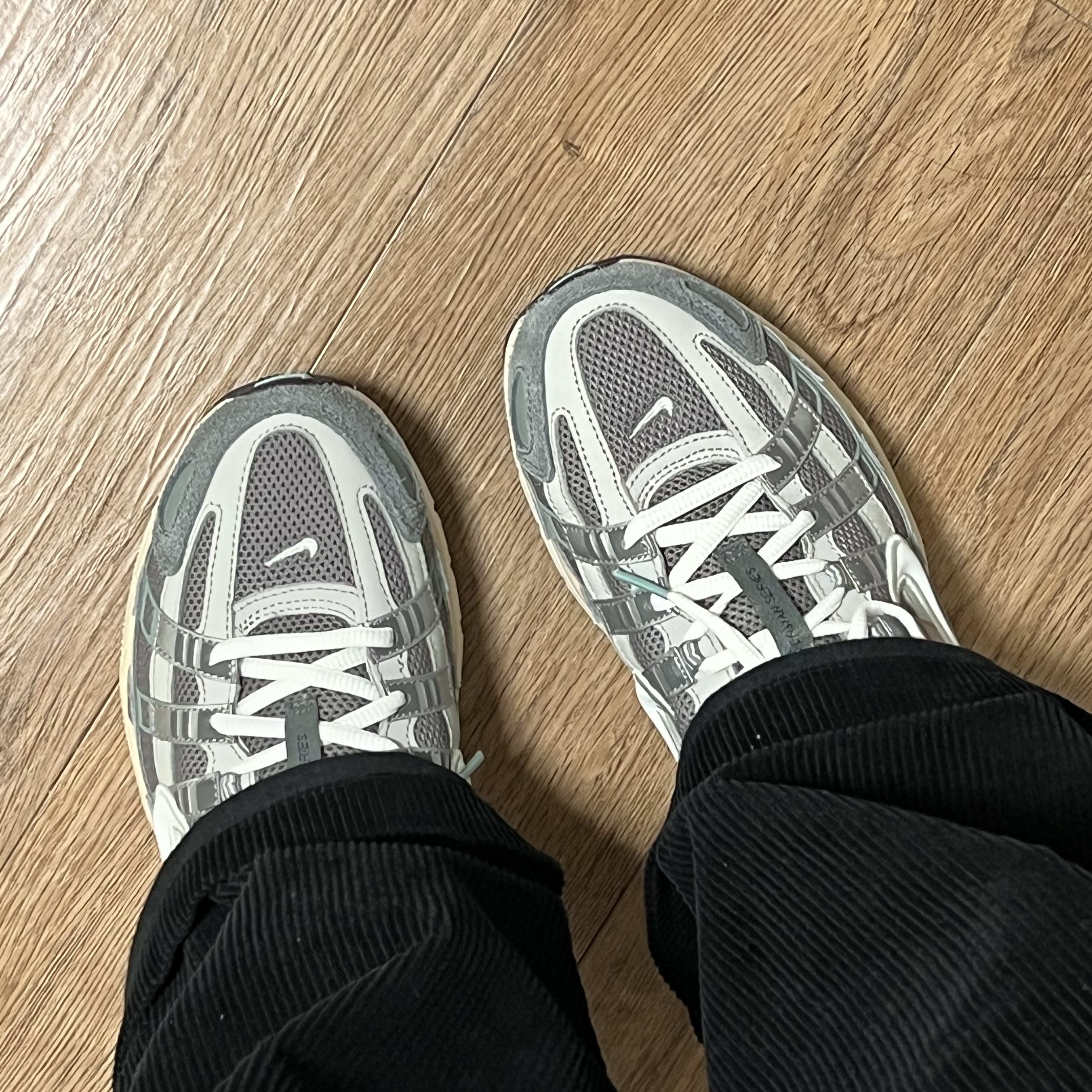 Nike P-6000 Flat Pewter Light Iron Ore 착용 스타일
