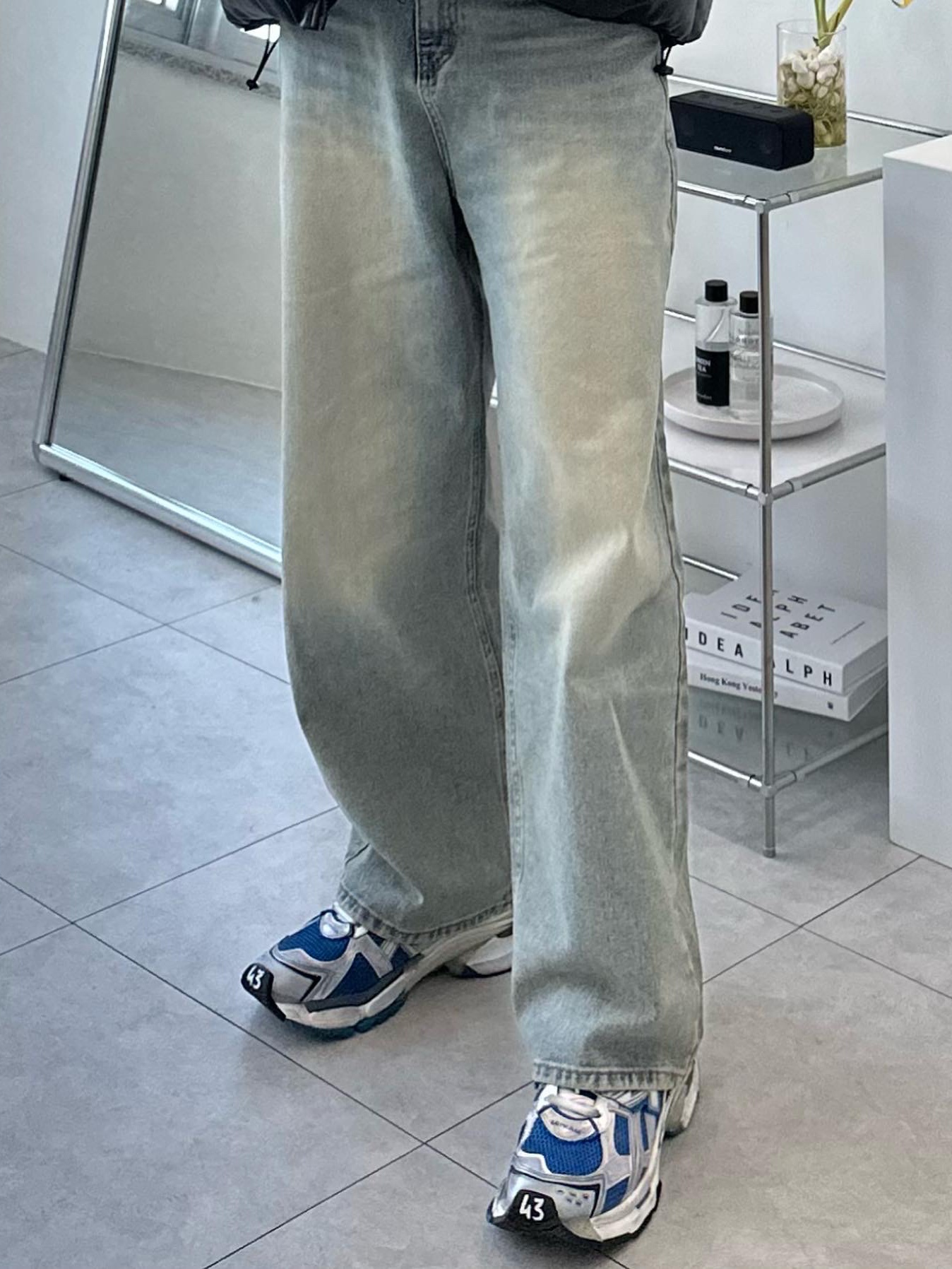 Balenciaga Runner Sneakers Blue White 착용 스타일 - 3