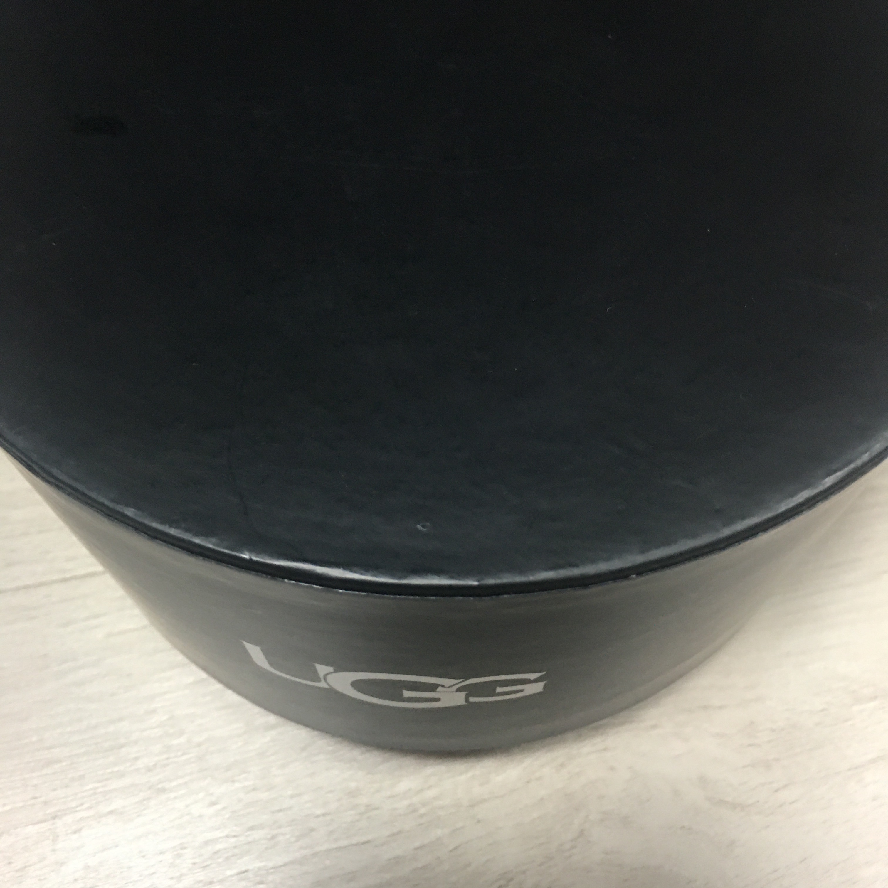 (W) UGG Embroidered Logo Earmuff Black 착용 스타일 - 1