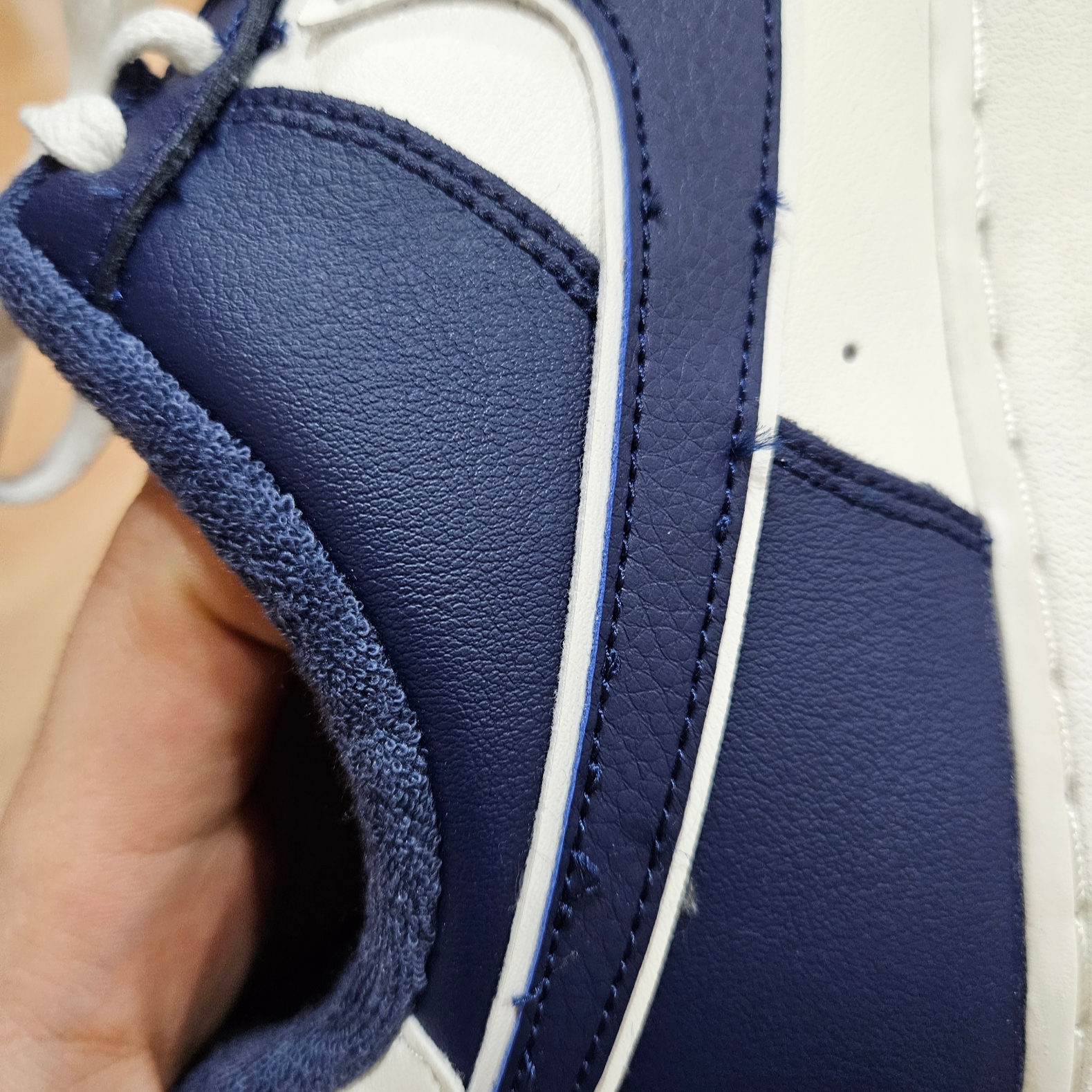 Nike Air Force 1 '07 LV8 Midnight Navy 착용 스타일 - 2
