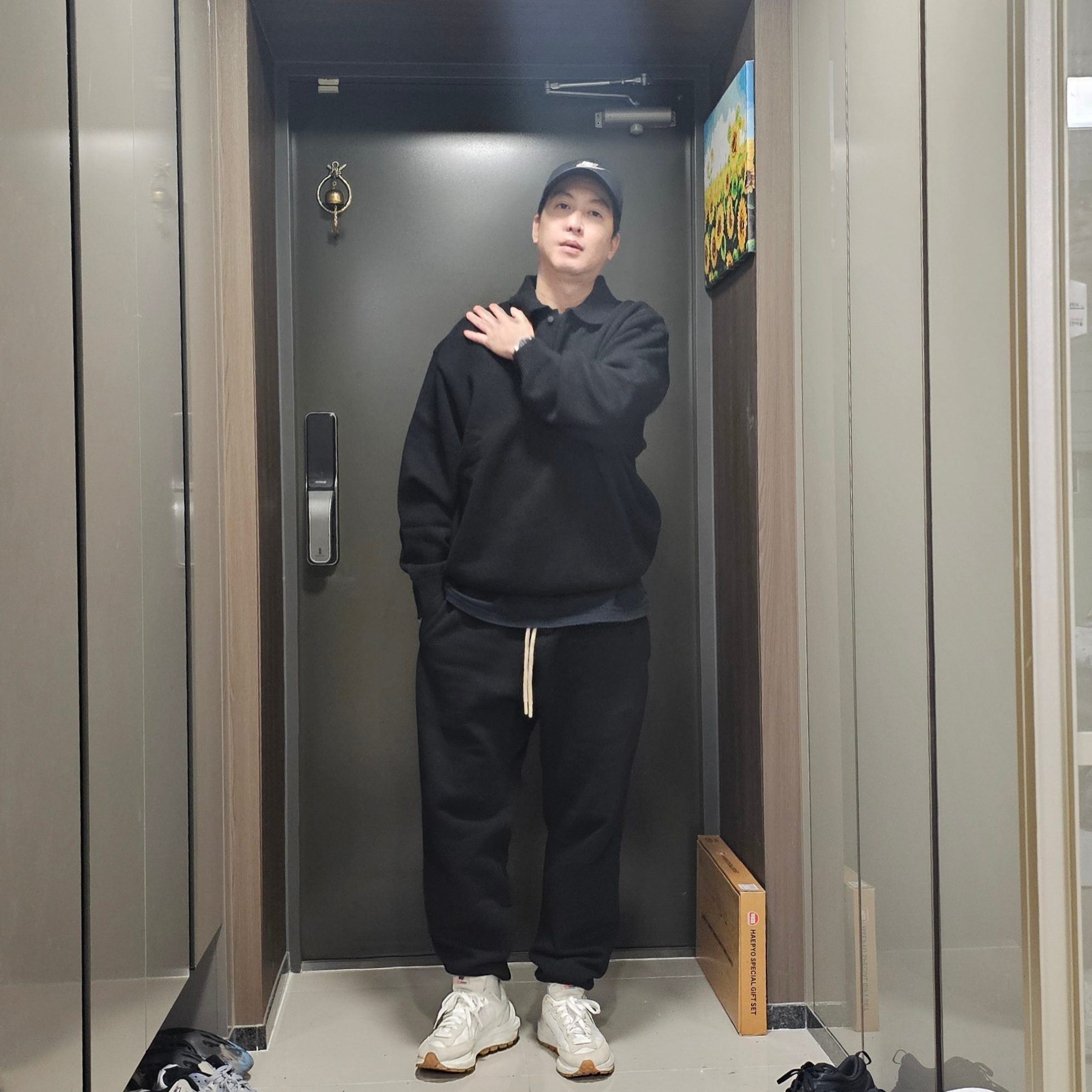 Essentials The Black Collection Knit Polo Black - 23SS, Essentials Sweatpants Jet Black - 23FW 착용 스타일 - 2