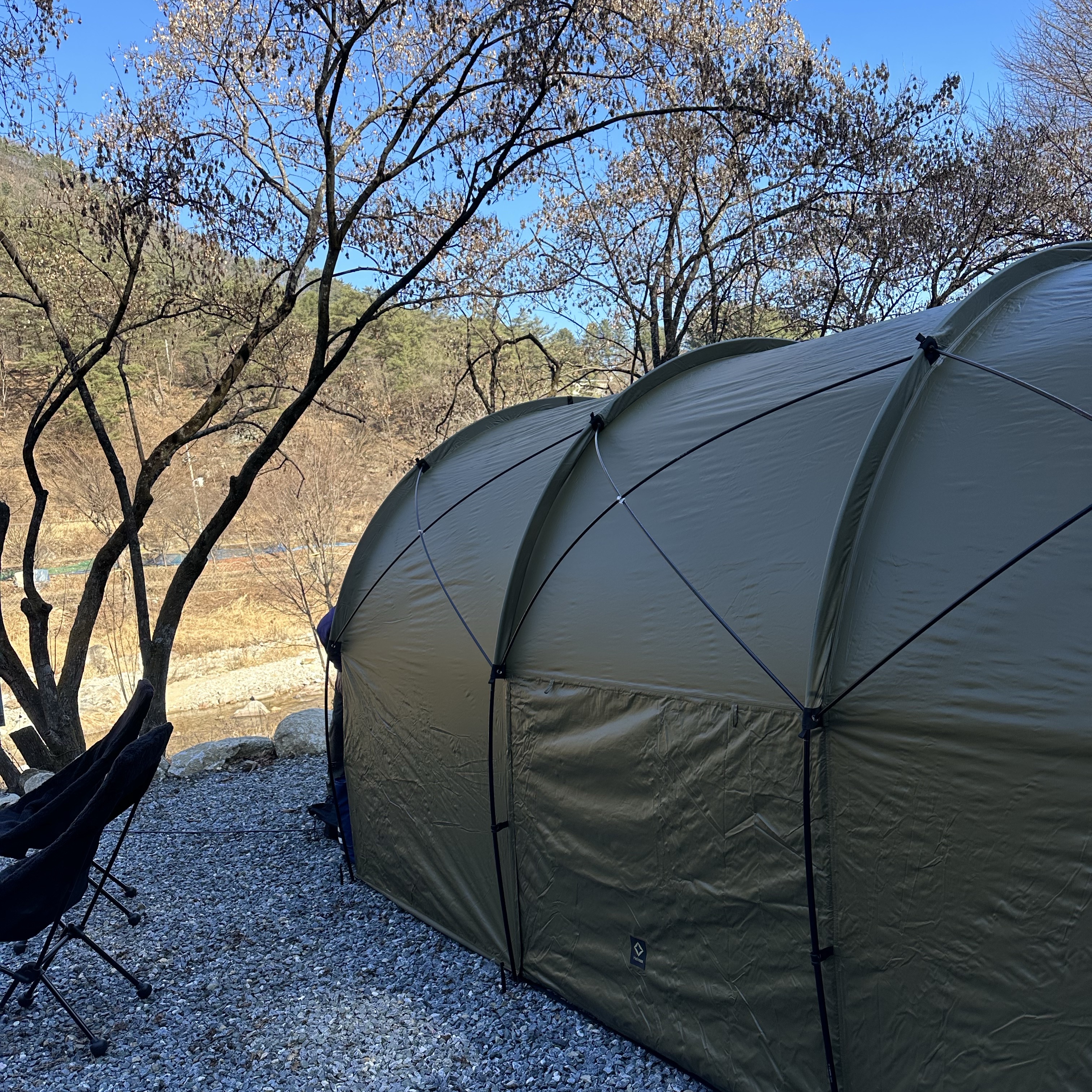 Helinox Tactical Field Tunnel 4.35 Coyote Tan 착용 스타일 - 1