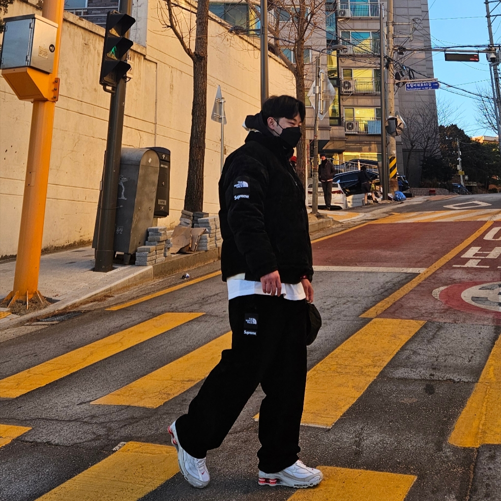 Supreme x The North Face Suede Nuptse Jacket Black - 23FW, Supreme x The North Face Suede Mountain Pant Black - 23FW 착용 스타일 - 2
