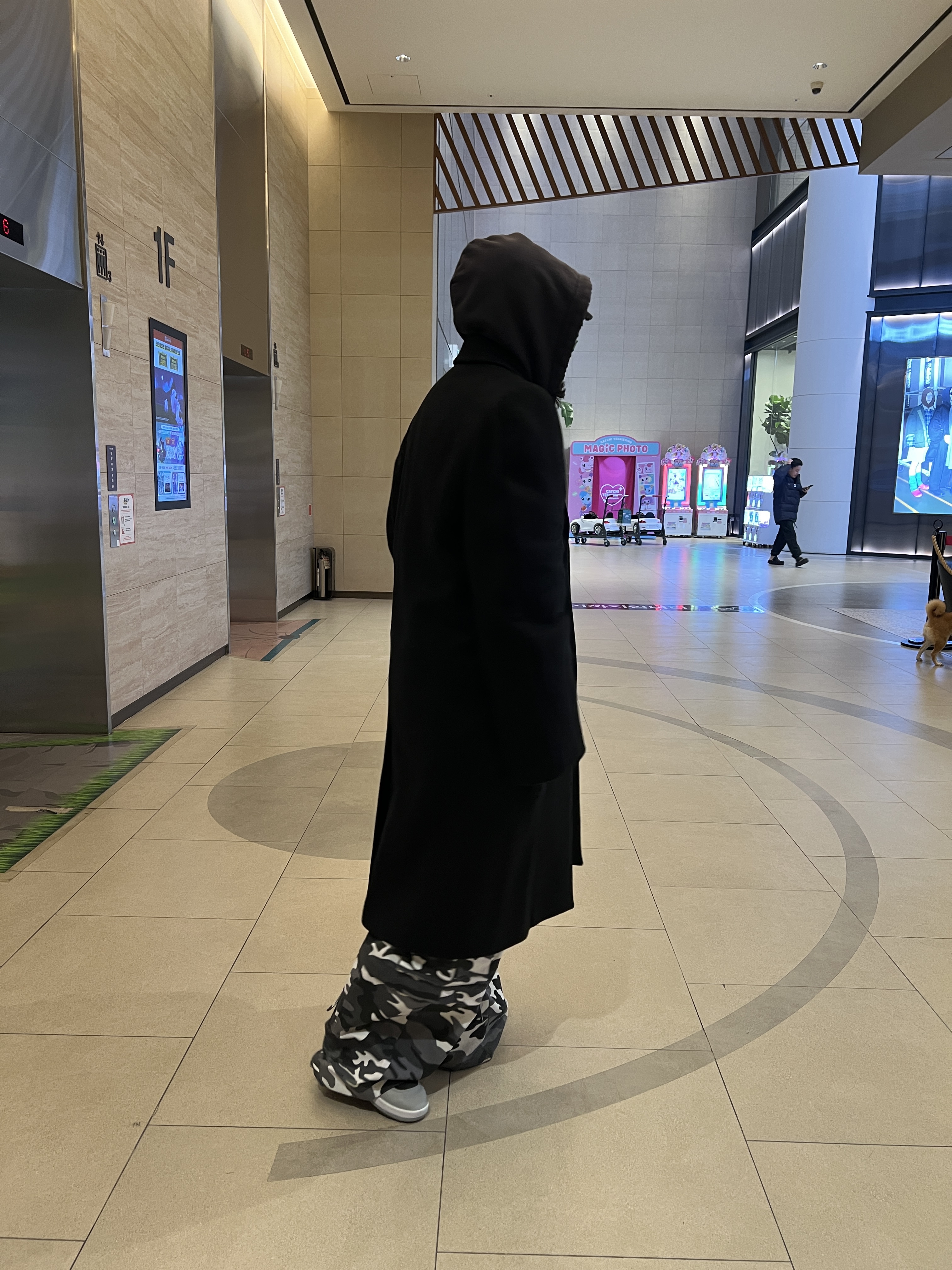 Project G/R Sprinter Coat Black, Project G/R Oversized Convertible Cargo Pants City Camo 착용 스타일
