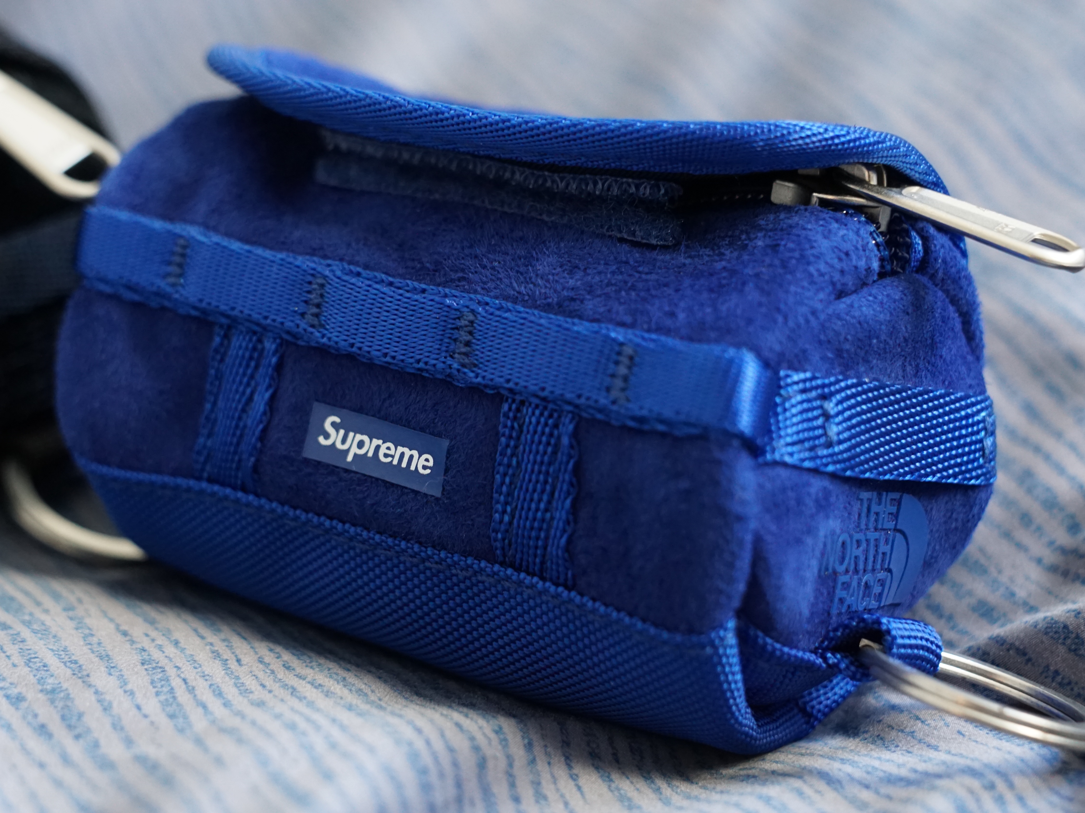 Supreme x The North Face Suede Base Camp Duffle Keychain Black - 23FW, Supreme x The North Face Suede Base Camp Duffle Keychain Blue - 23FW 착용 스타일 - 2