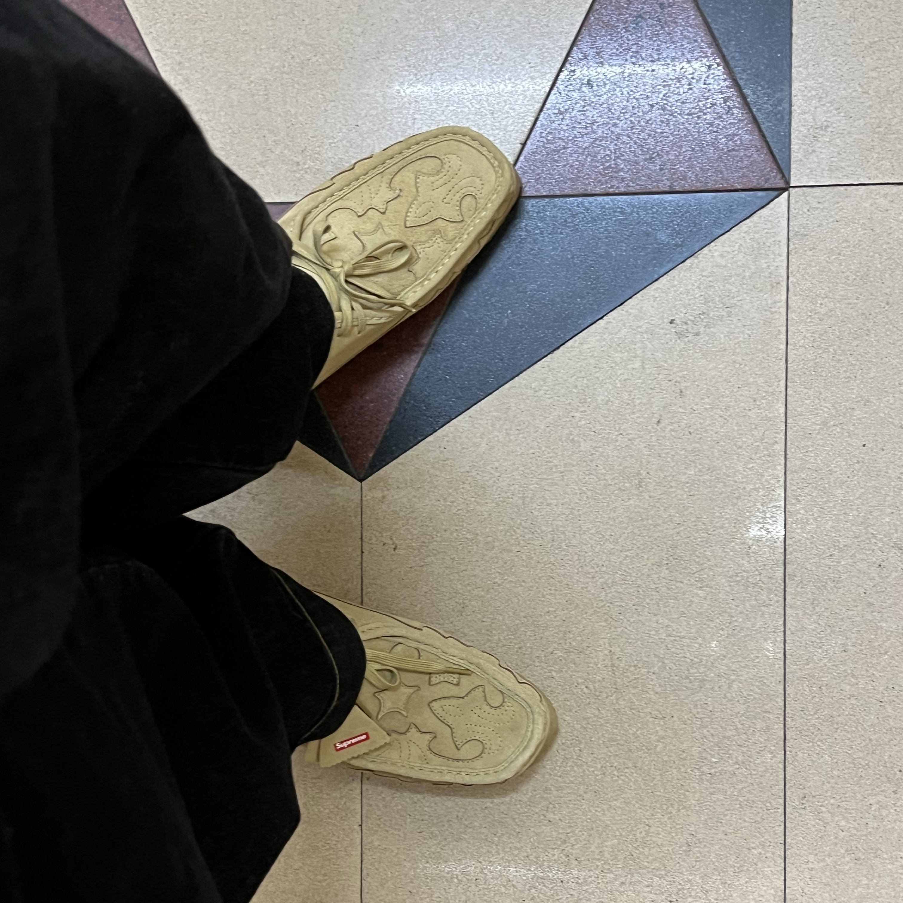 Clarks x Supreme Wallabee Tan 착용 스타일