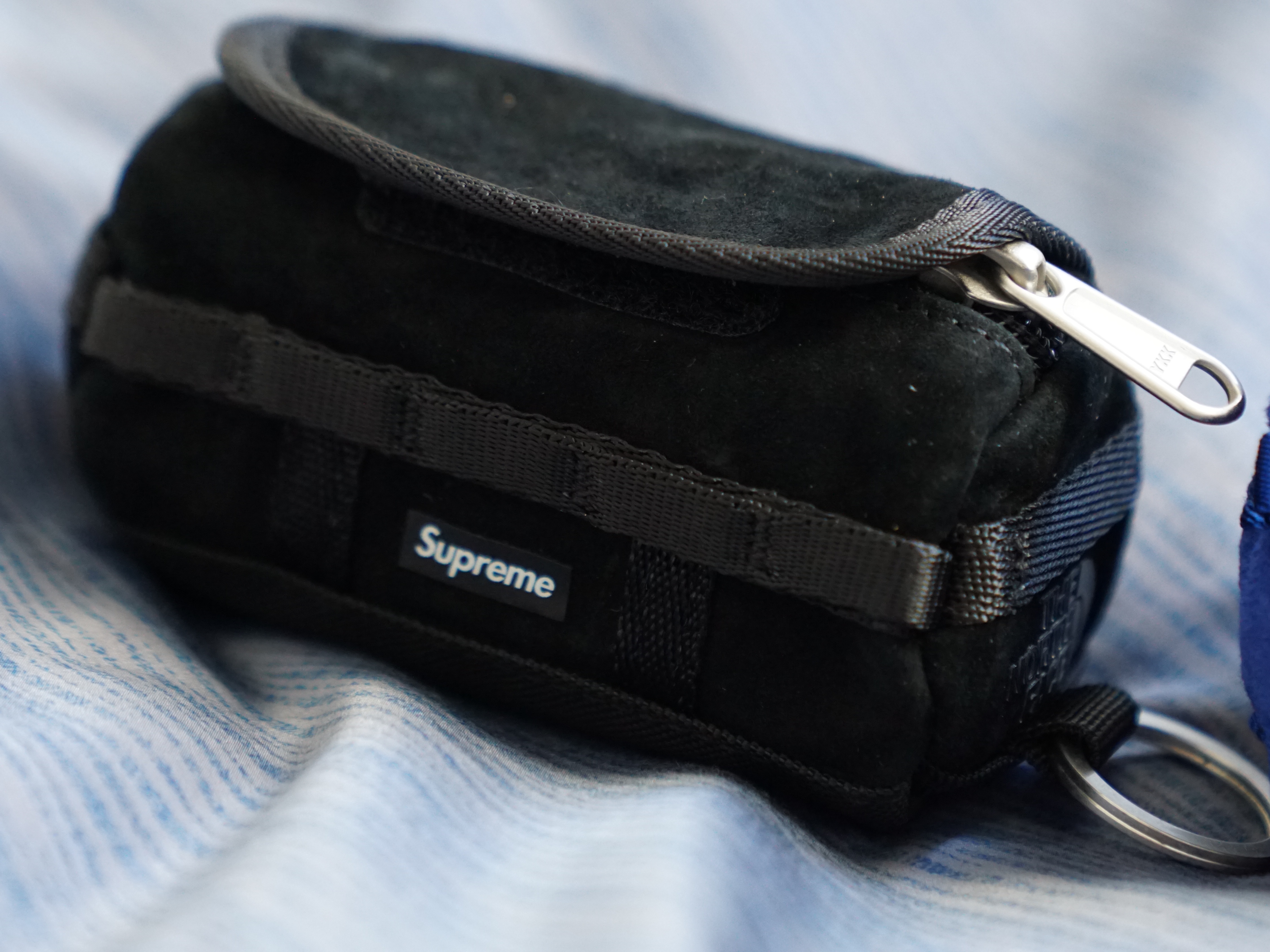Supreme x The North Face Suede Base Camp Duffle Keychain Black - 23FW, Supreme x The North Face Suede Base Camp Duffle Keychain Blue - 23FW 착용 스타일 - 3