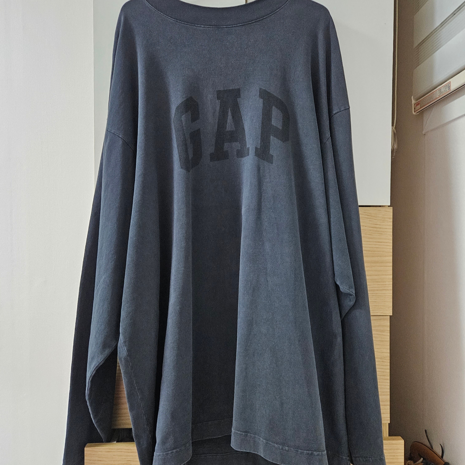 Yeezy Gap Engineered By Balenciaga Dove Long Sleeve T-Shirt Washed Black 착용 스타일 - 1