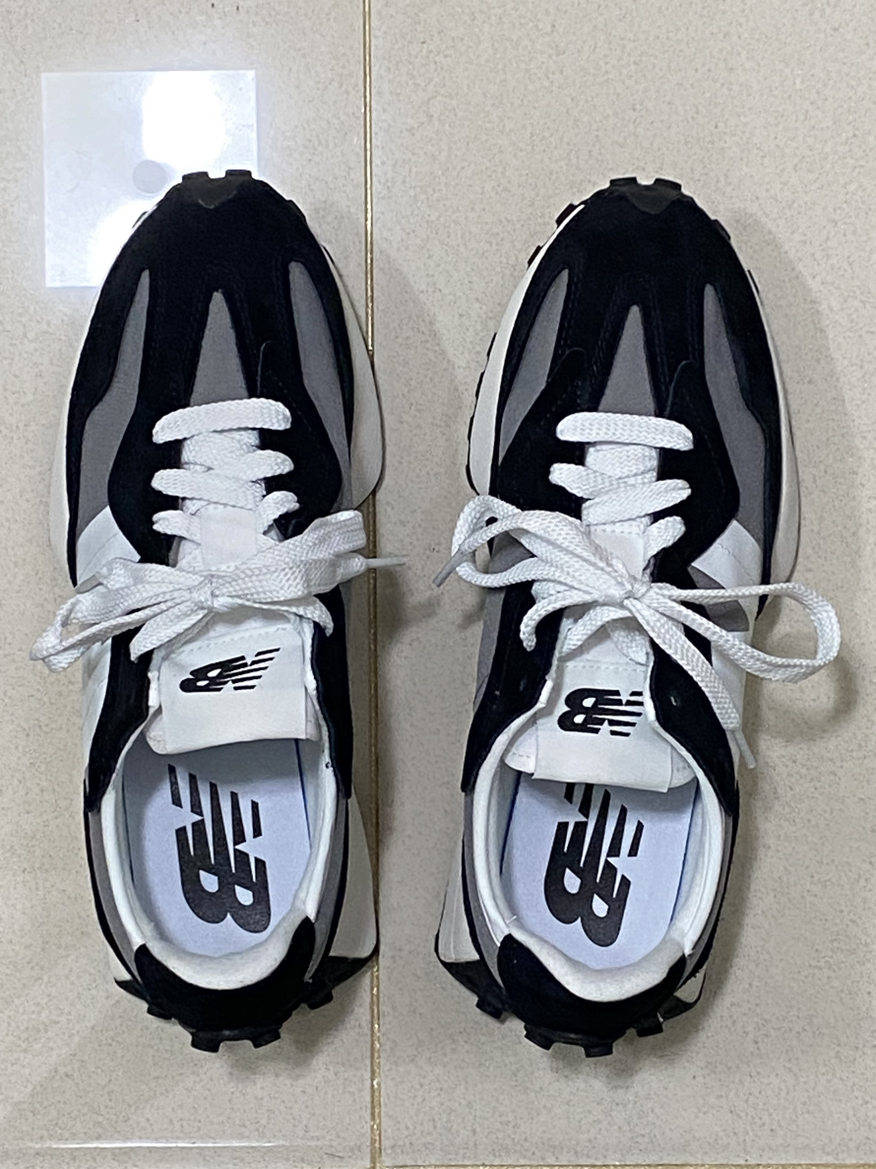 New Balance 327 Black Grey 착용 스타일