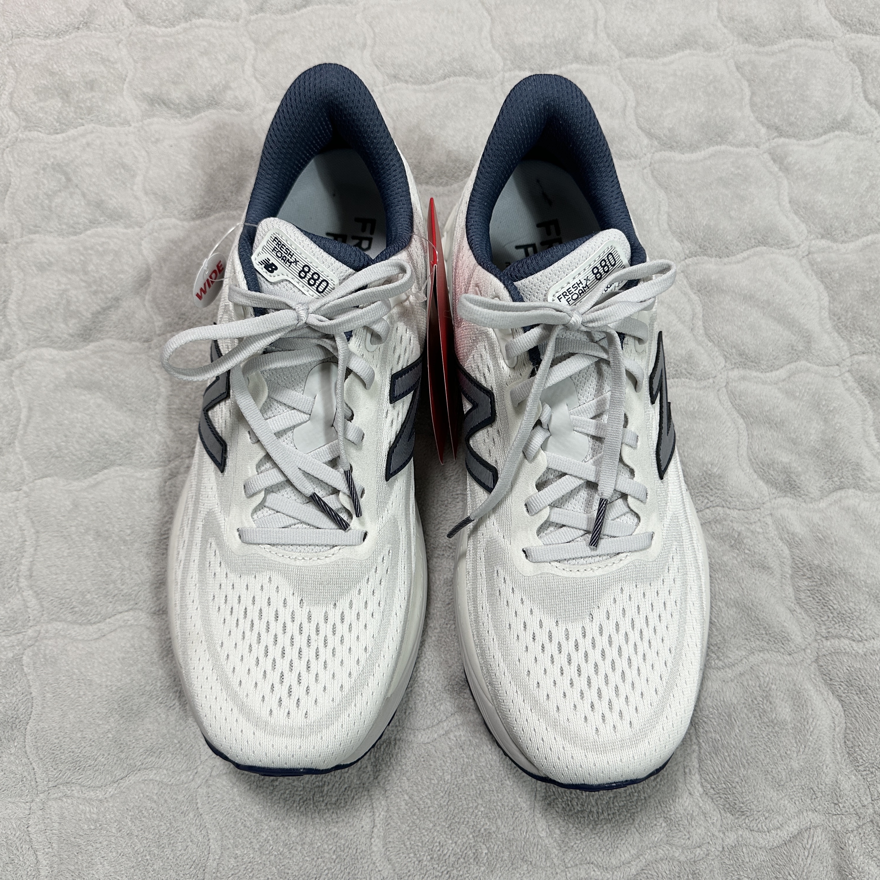 New Balance Fresh Foam X 880v13 Phantom White - 2E Wide 착용 스타일 - 4