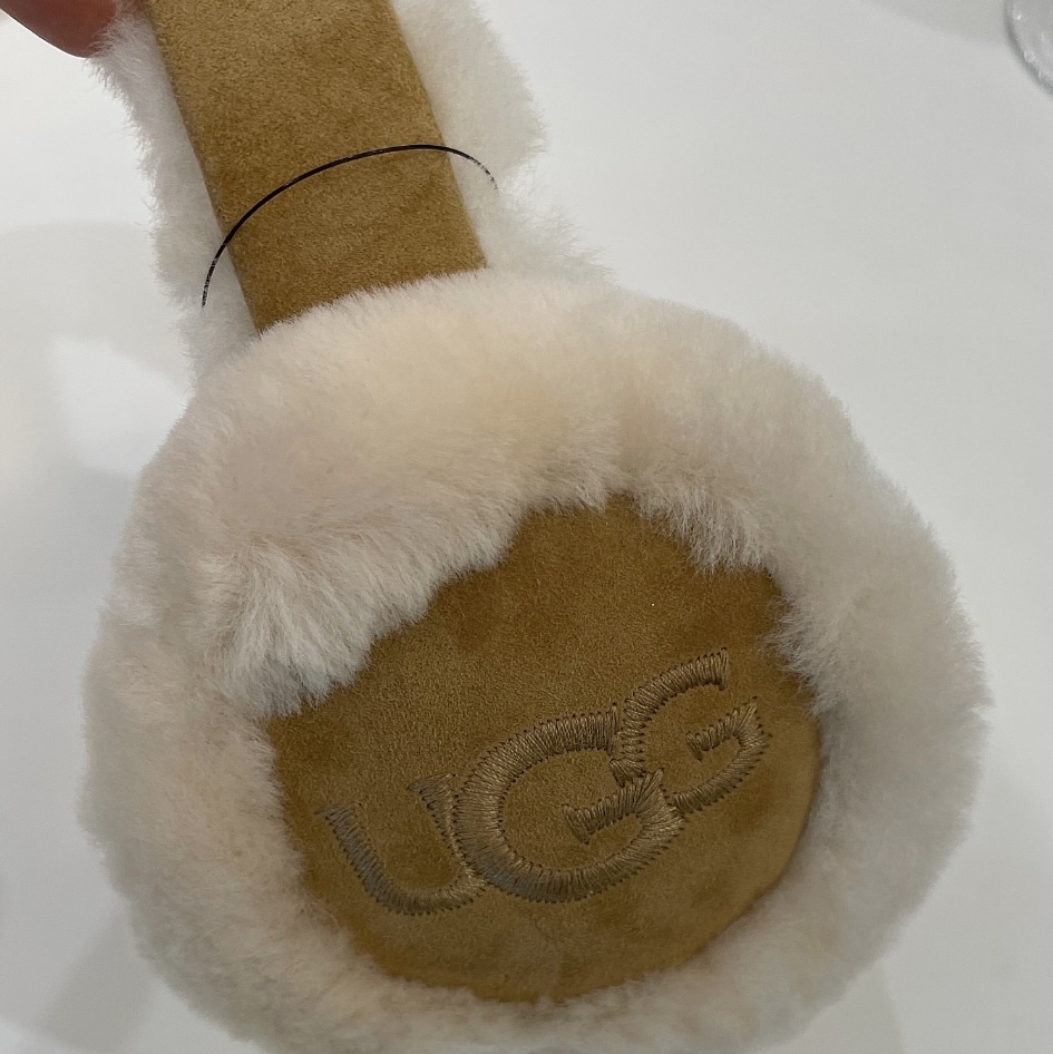 (W) UGG Embroidered Logo Earmuff Chestnut 착용 스타일
