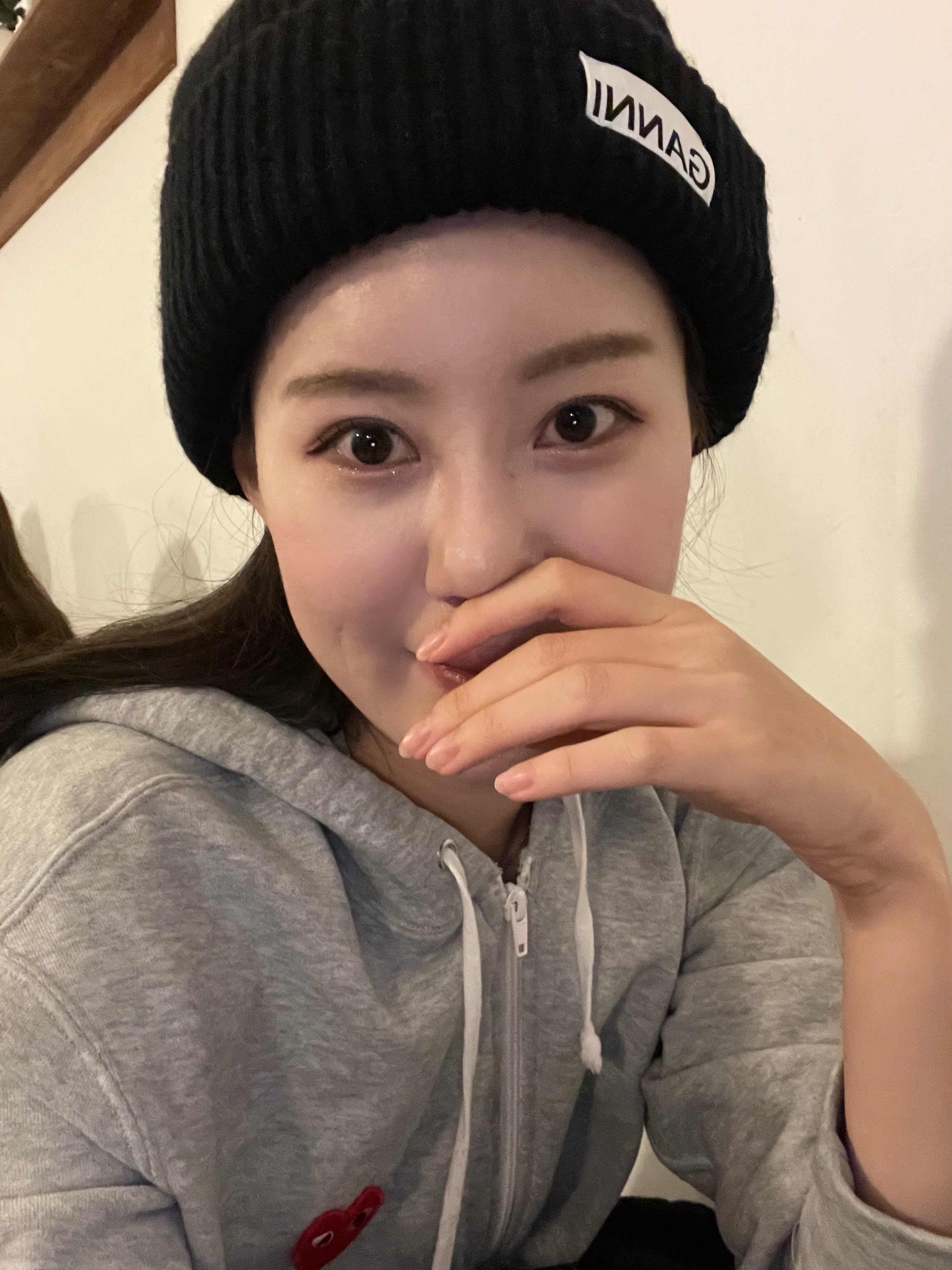 Ganni Wool Beanie Black, (W) UGG Classic Ultra Mini Platform Boots Chestnut 착용 스타일 - 2