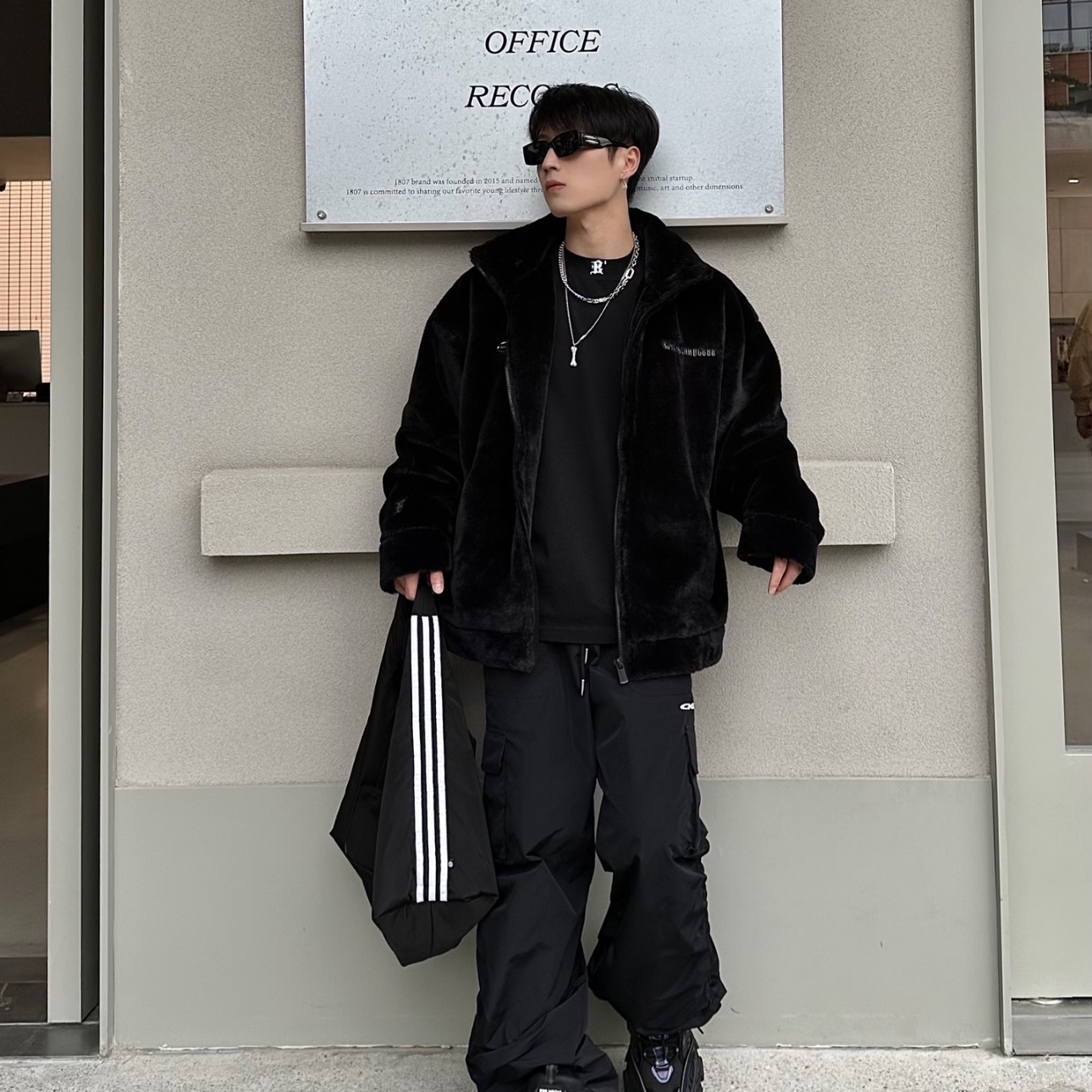 Adidas Always Original Shoulder Bag Black 착용 스타일 - 1