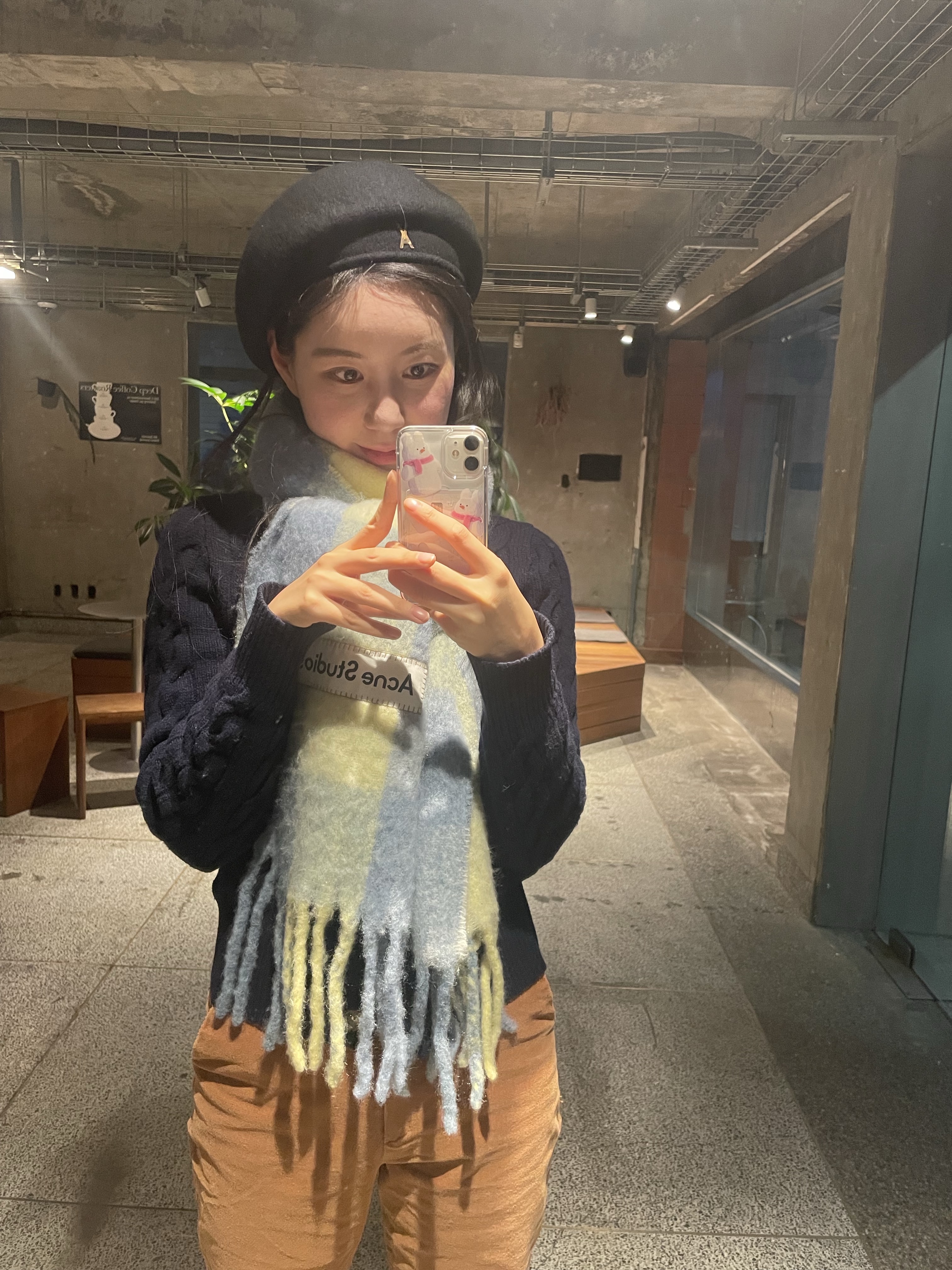 Acne Studios Mohair Check Muffler Pastel Blue Beige, (W) UGG Classic Ultra Mini Platform Boots Chestnut 착용 스타일 - 1