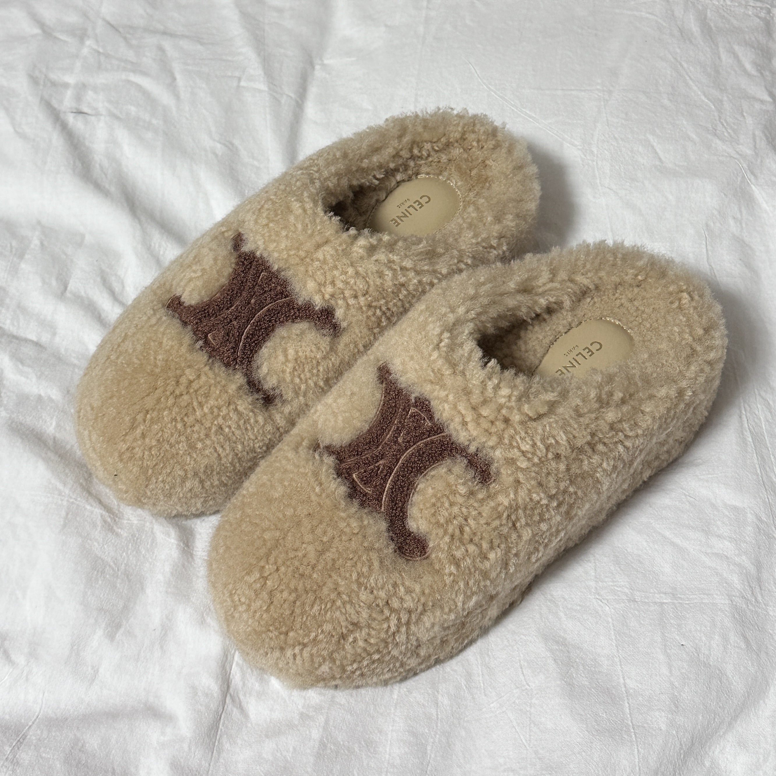 (W) Celine Fur Mule in Shearling Cream 착용 스타일 - 2