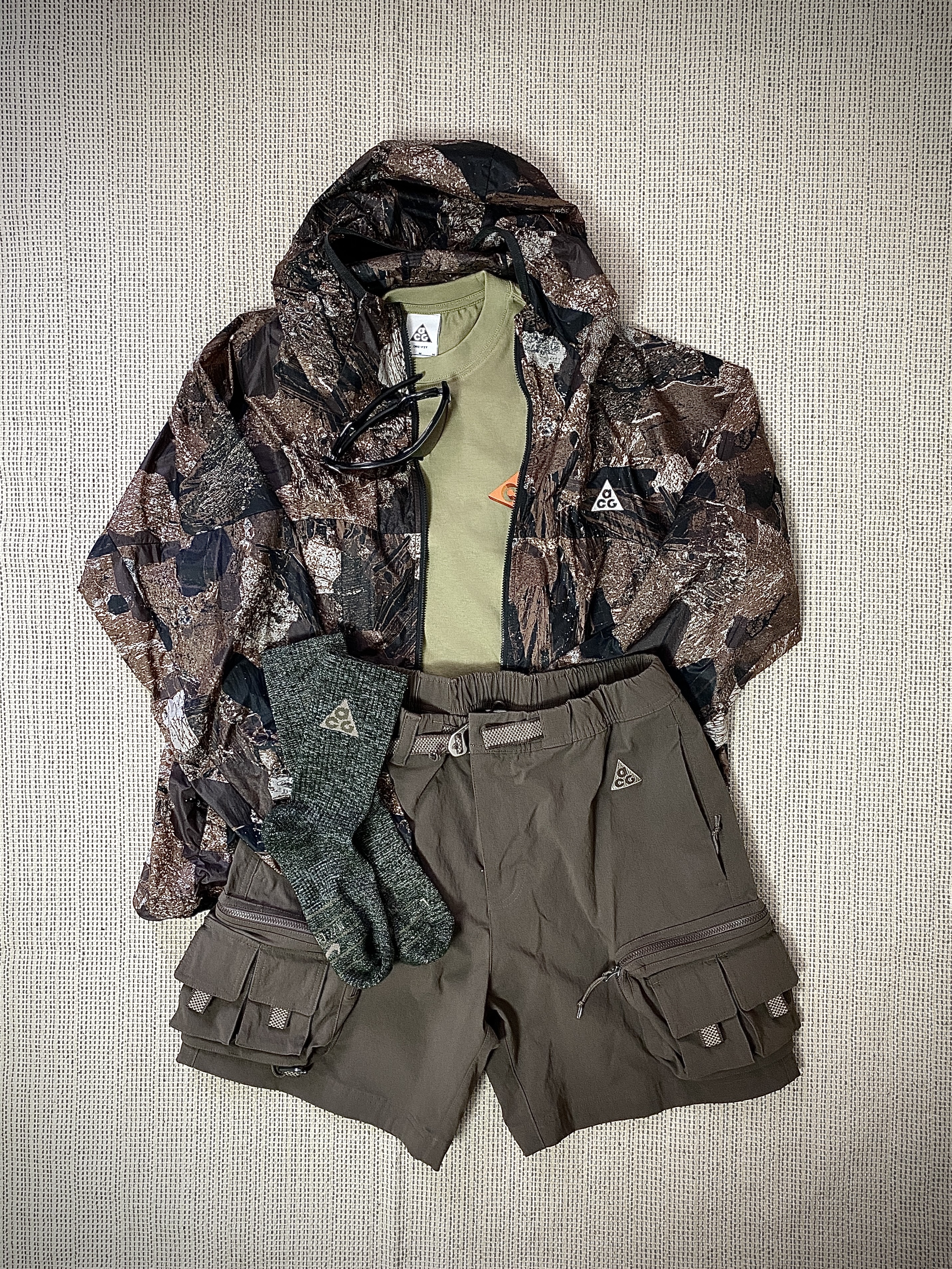 Nike ACG Windproof Cinder Cone Jacket Ironstone - Asia, Nike ACG Vortex T-Shirt Neutral Olive - US/EU 착용 스타일 - 4