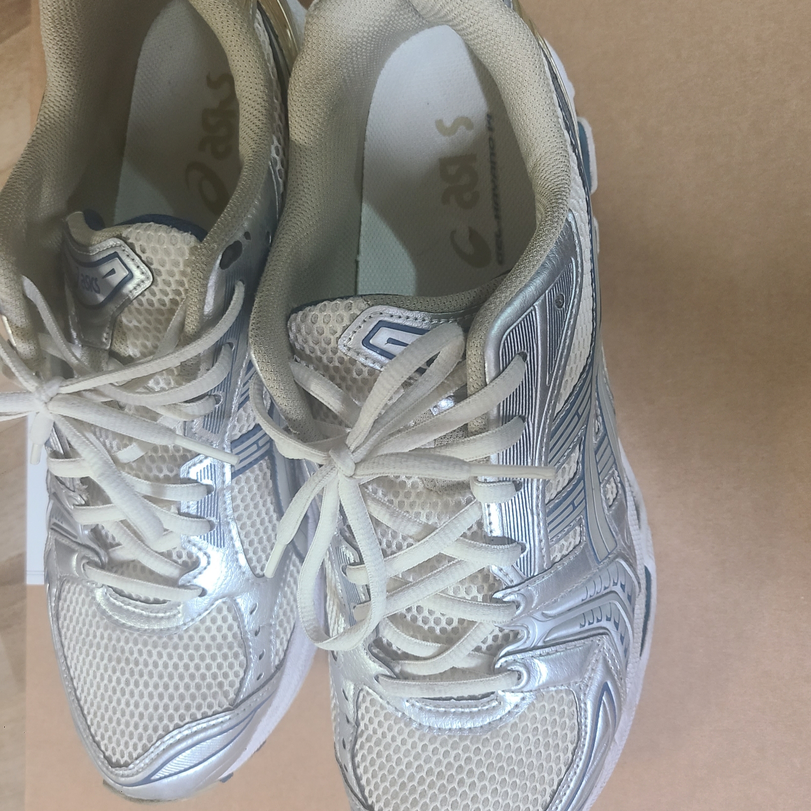 Asics Gel-Kayano 14 Cream Pure Silver 착용 스타일