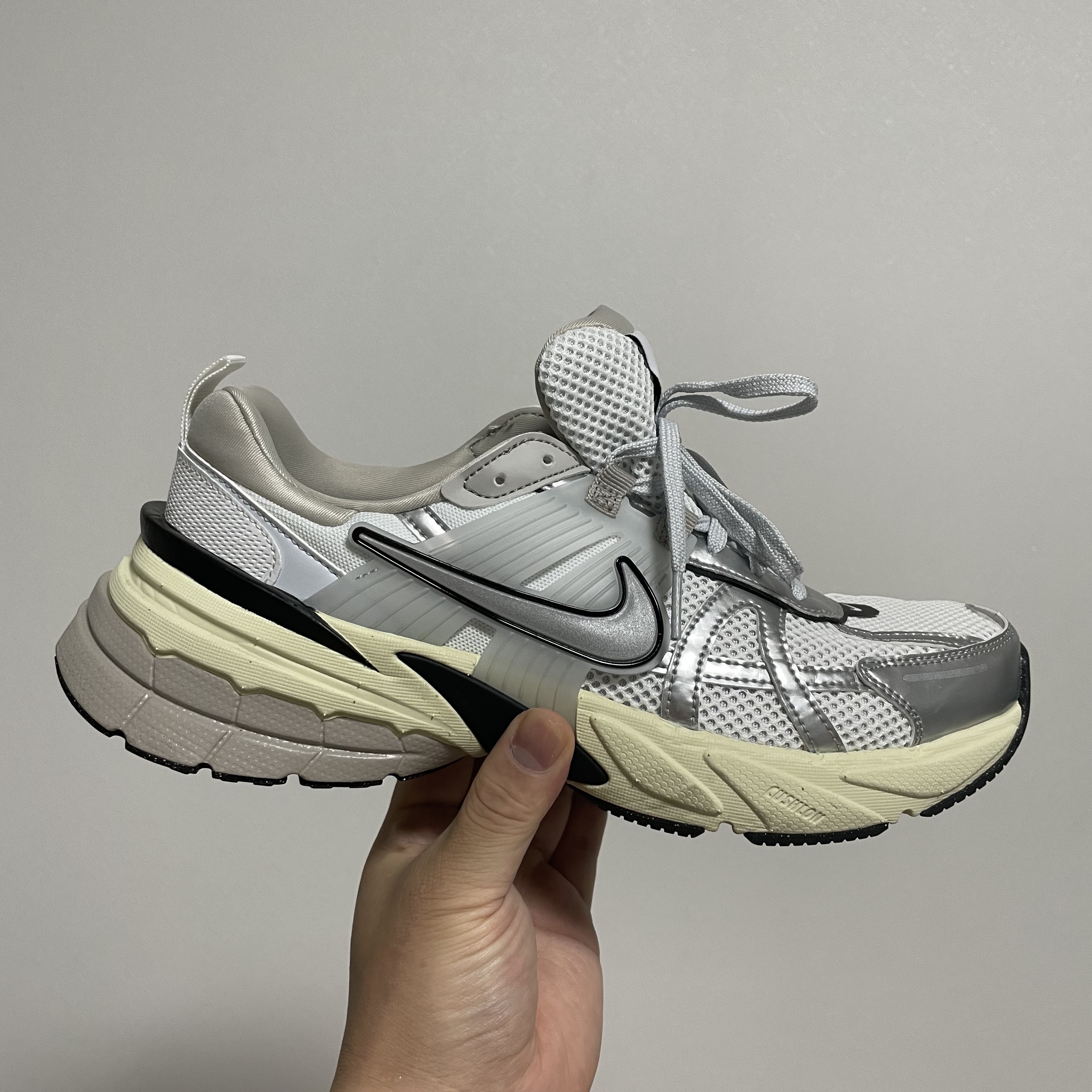 Nike V2K Run Summit White Metallic Silver 착용 스타일