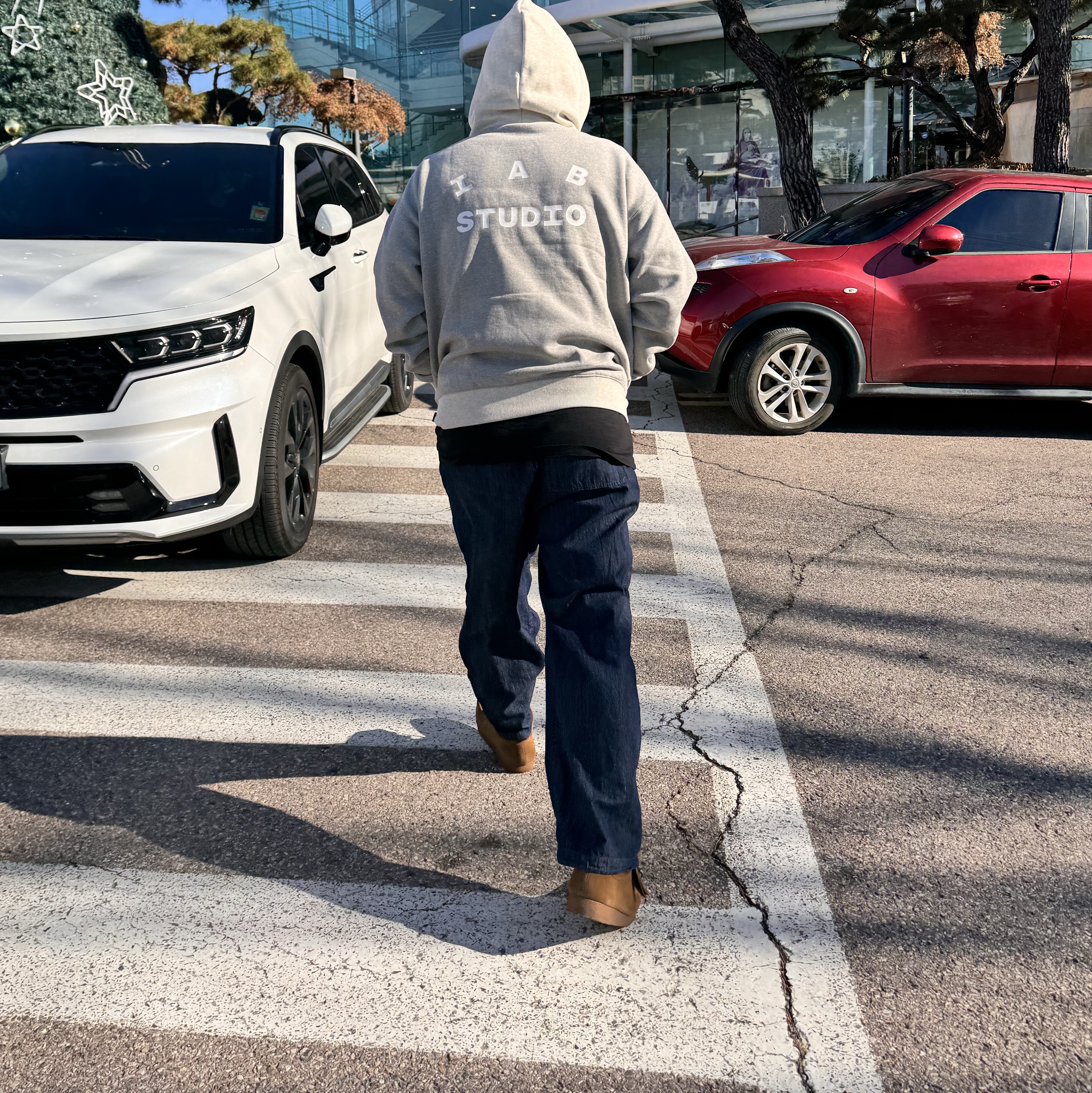 IAB Studio Hoodie Dual Gray, Clarks Wallabee Cola 착용 스타일 - 1