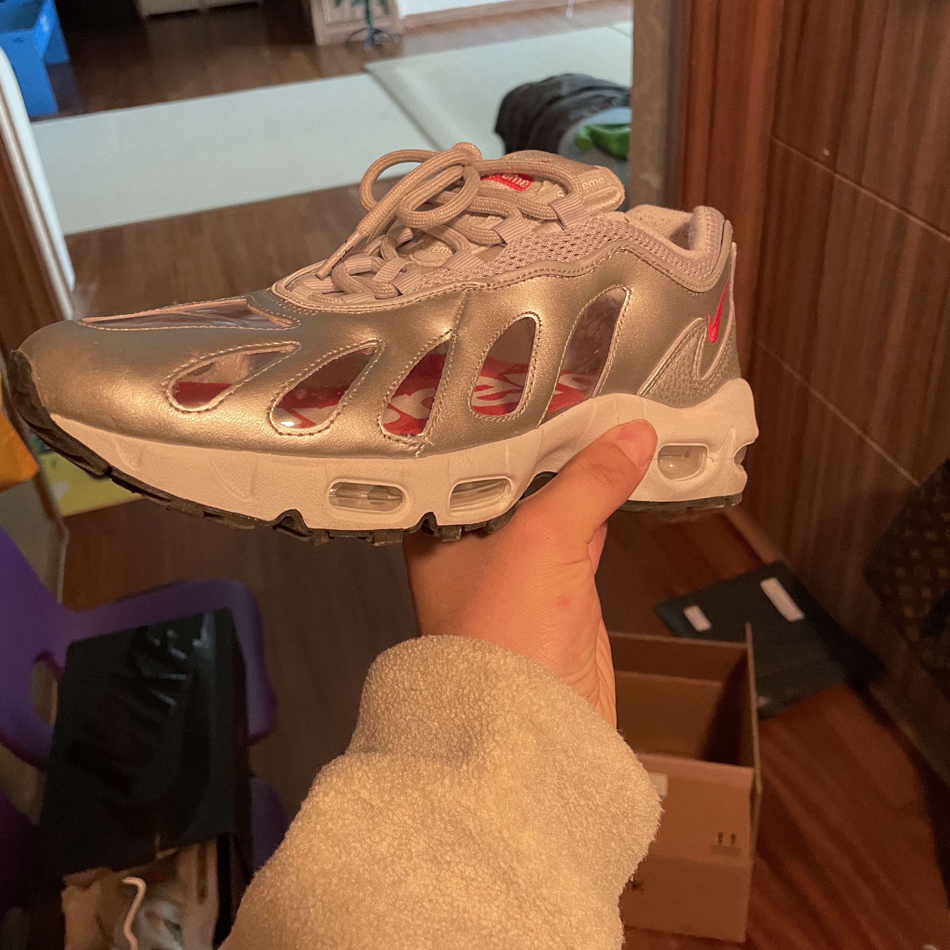 Nike x Supreme Air Max 96 Metallic Silver 착용 스타일 - 2