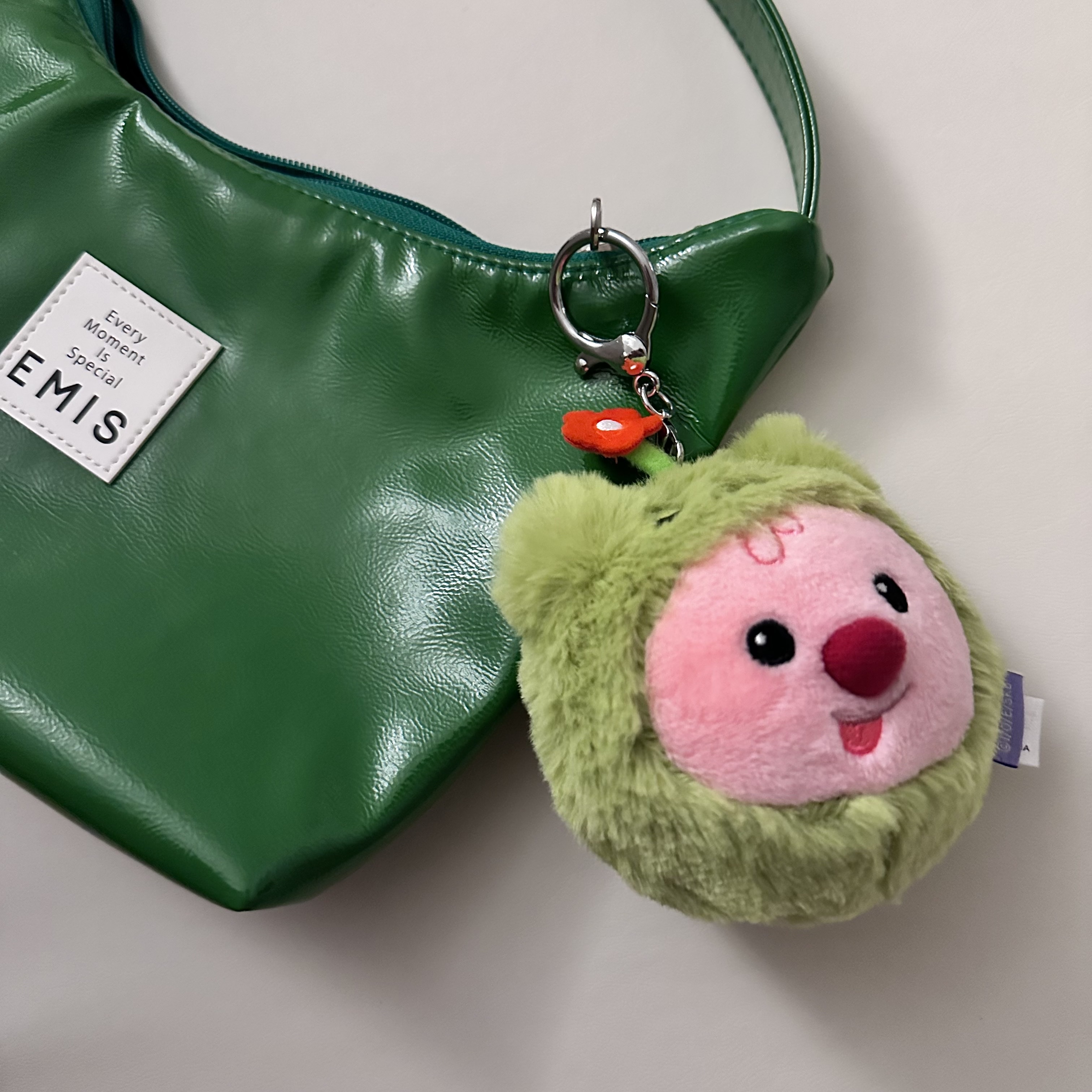 Emis Enamel Hobo Bag Green 착용 스타일 - 1