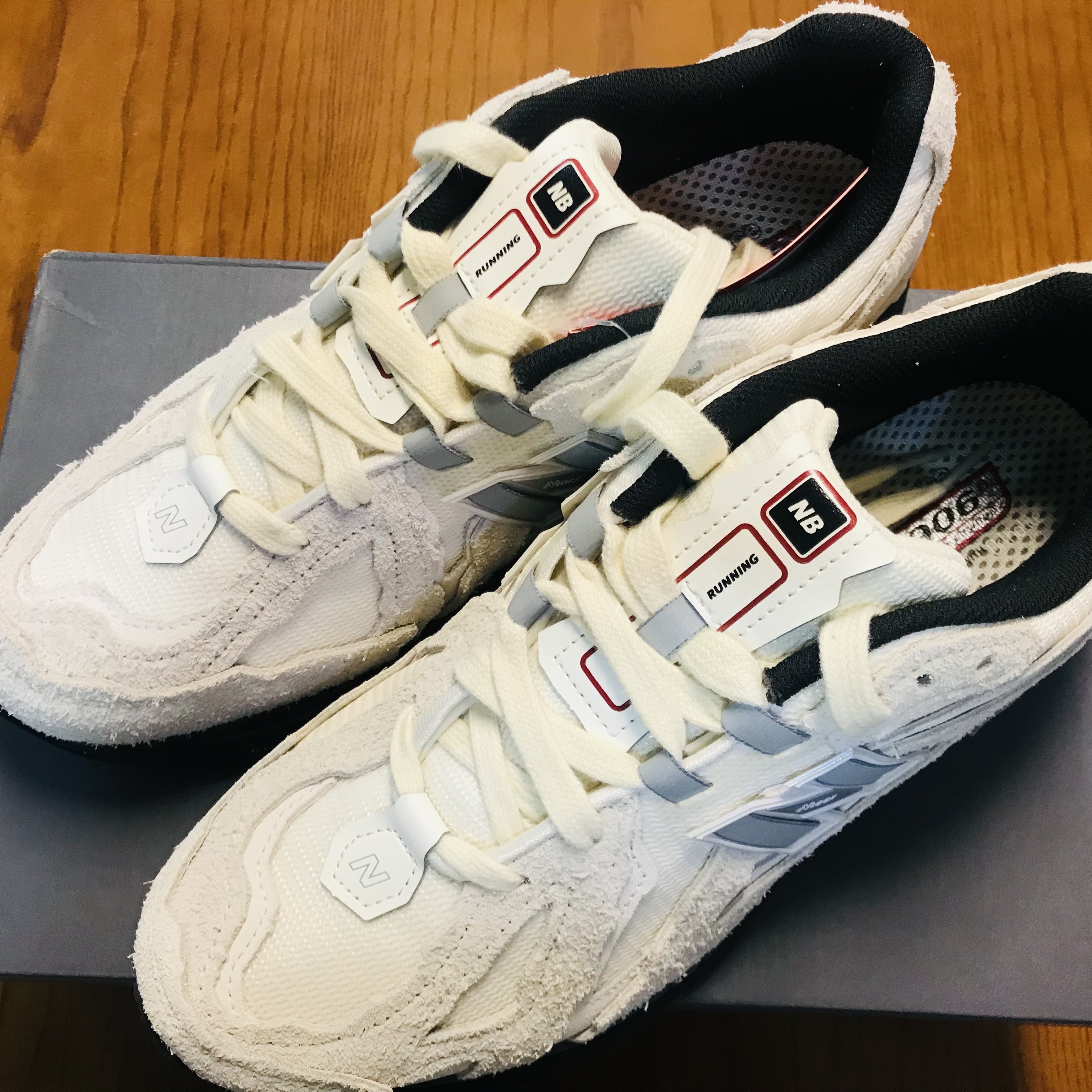 New Balance 1906D Protection Pack Beige 착용 스타일