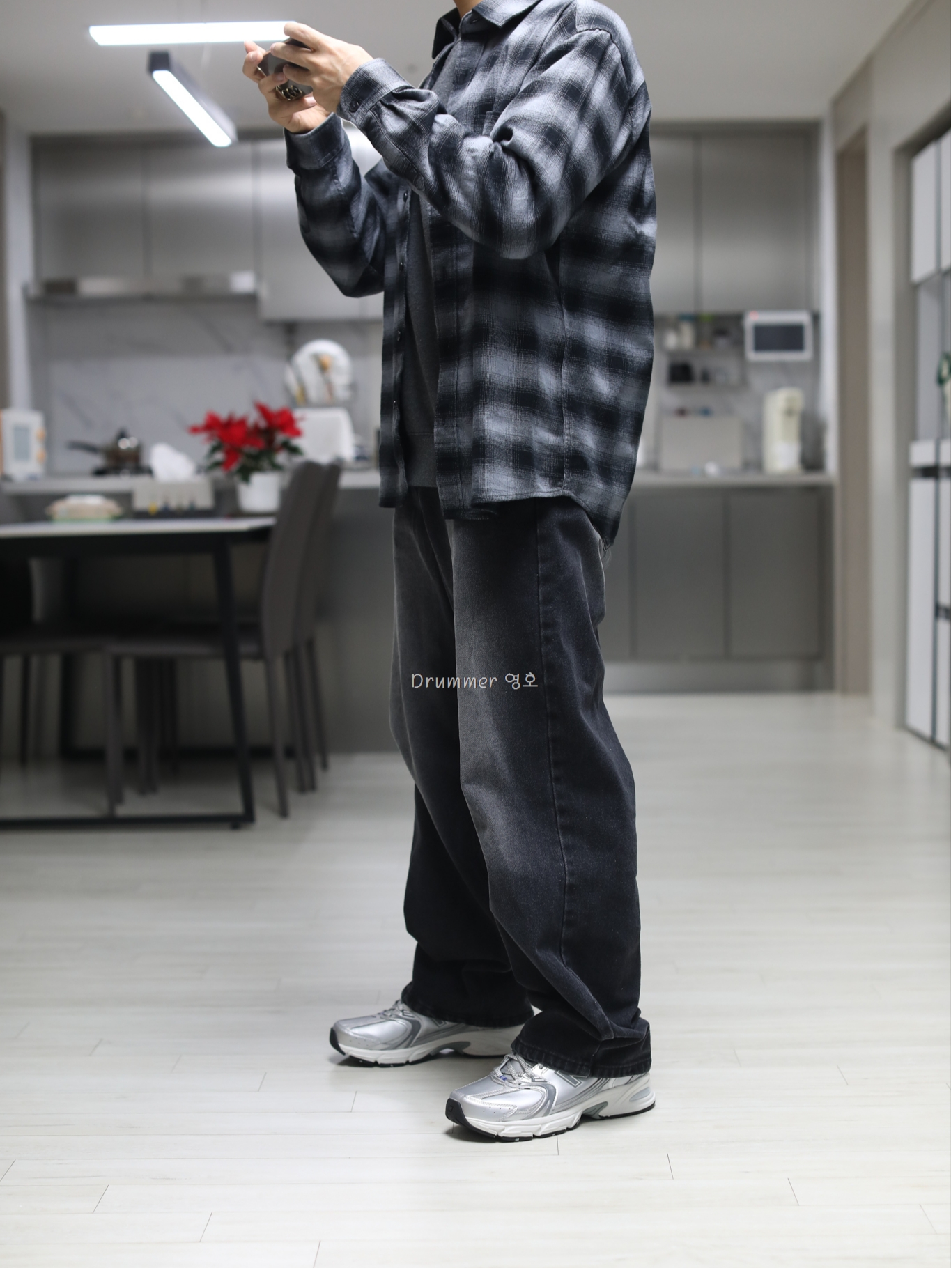 New Balance x Yeseyesee 530 Silver Royal Blue 착용 스타일 - 1