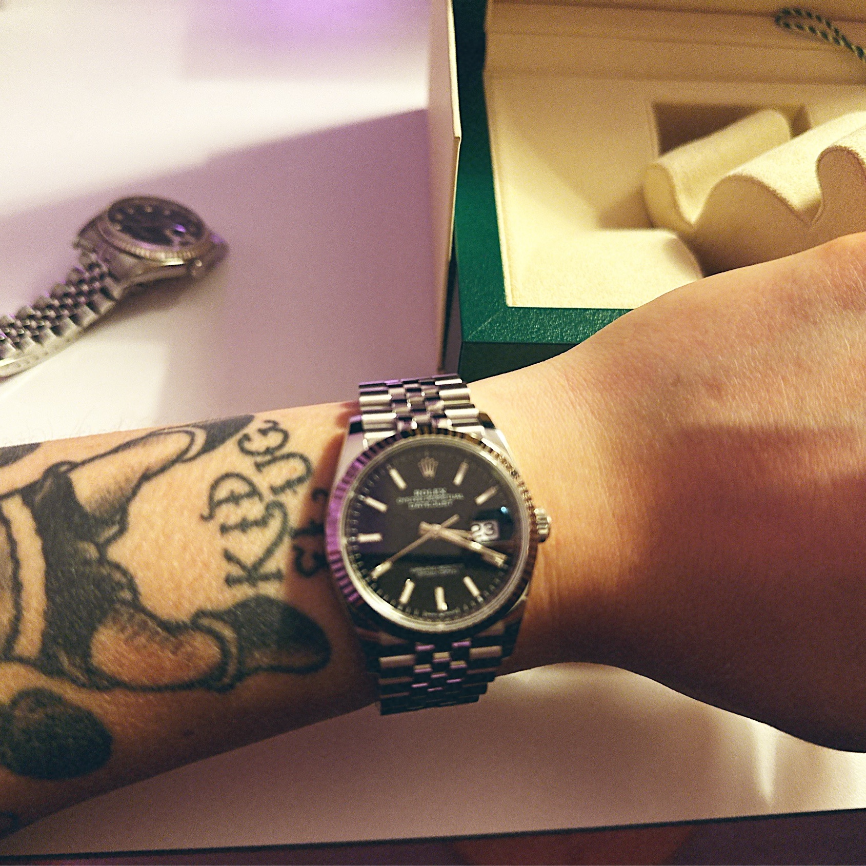 Rolex Datejust 36mm 126234 Bright Black Jubilee 착용 스타일 - 4