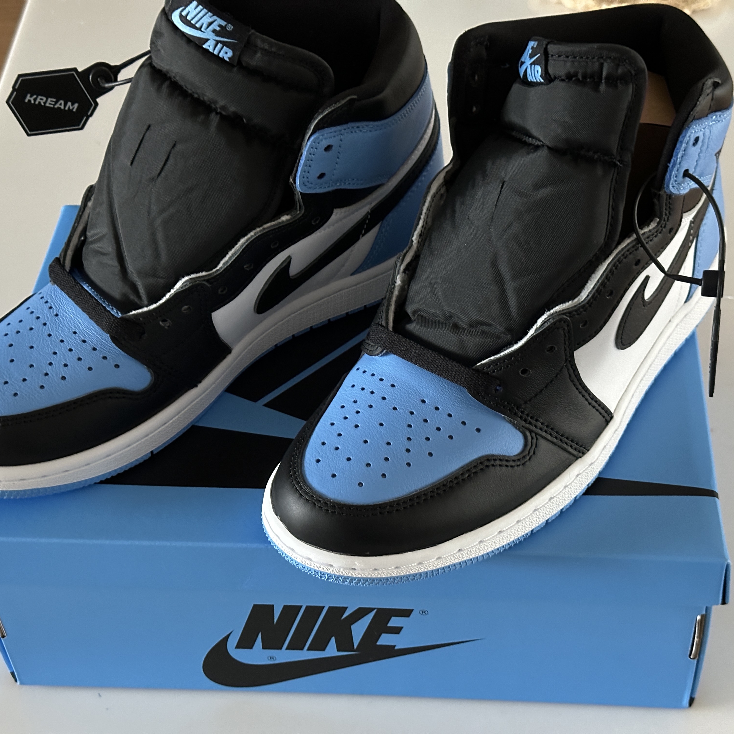 Jordan 1 Retro High OG University Blue 착용 스타일 - 1