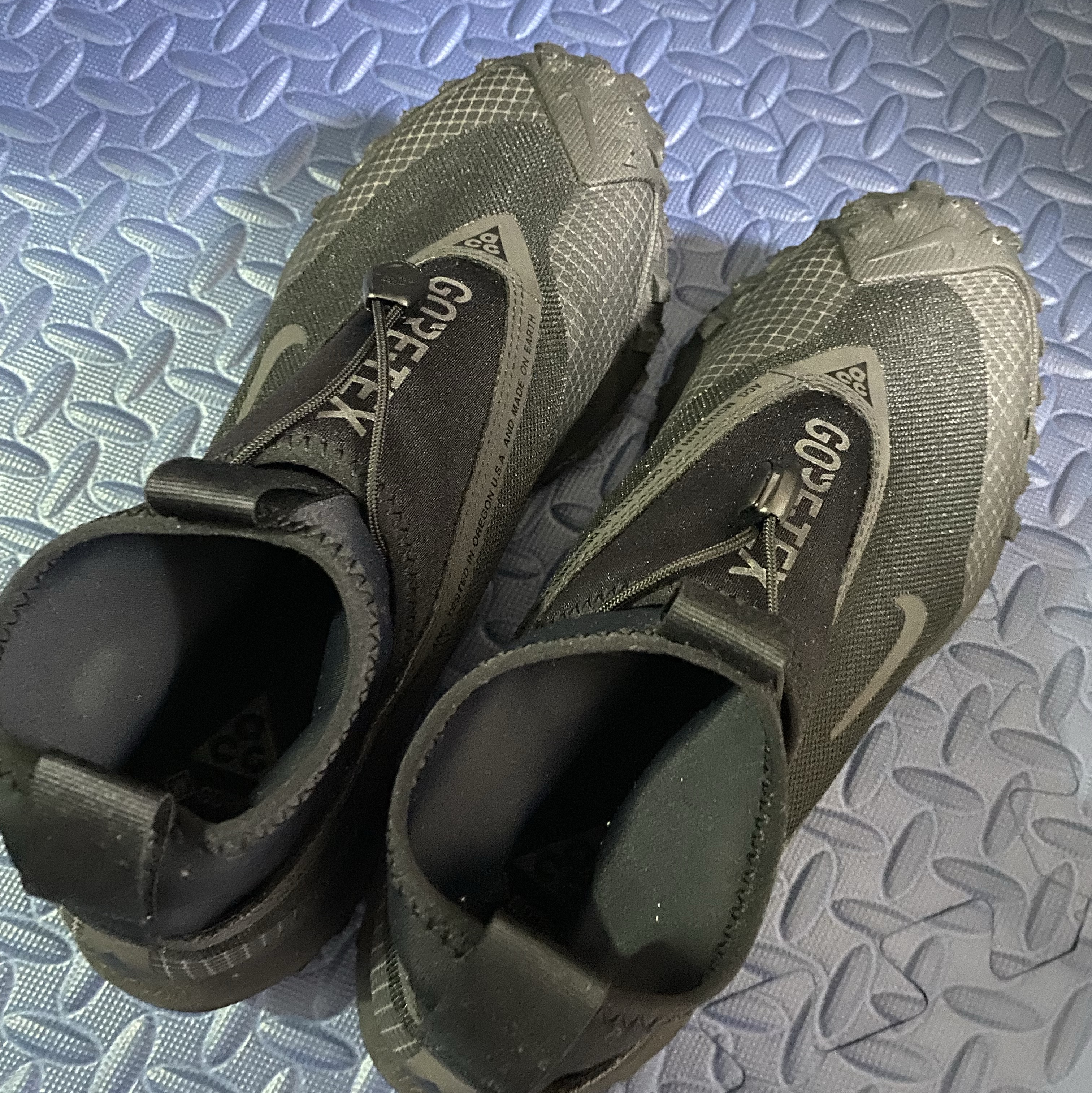 Nike ACG Mountain Fly Gore-Tex Black and Dark Grey 착용 스타일